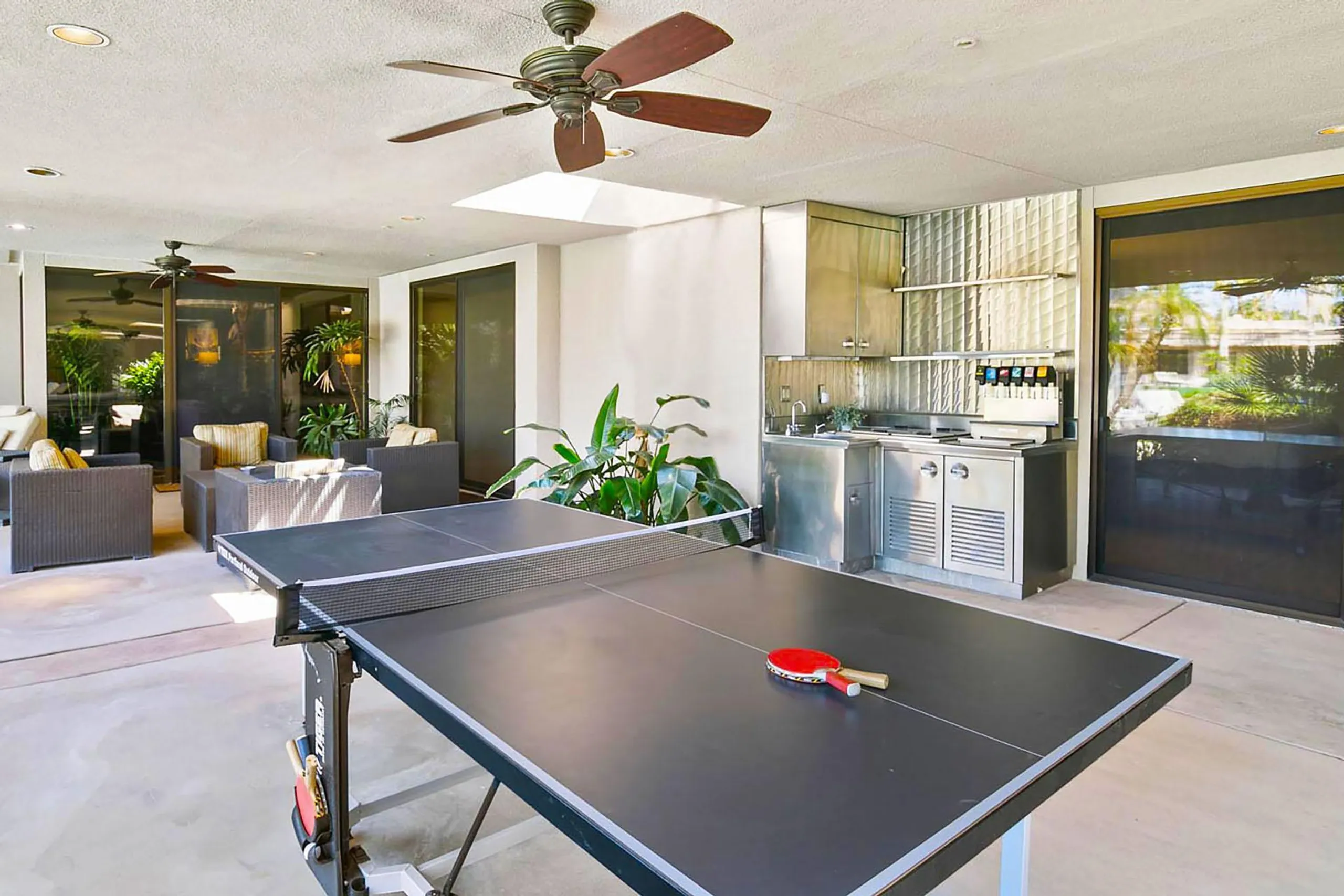 Paradise Resort Estate with Pool, Tennis Court, and Fitness Room — photograph 7