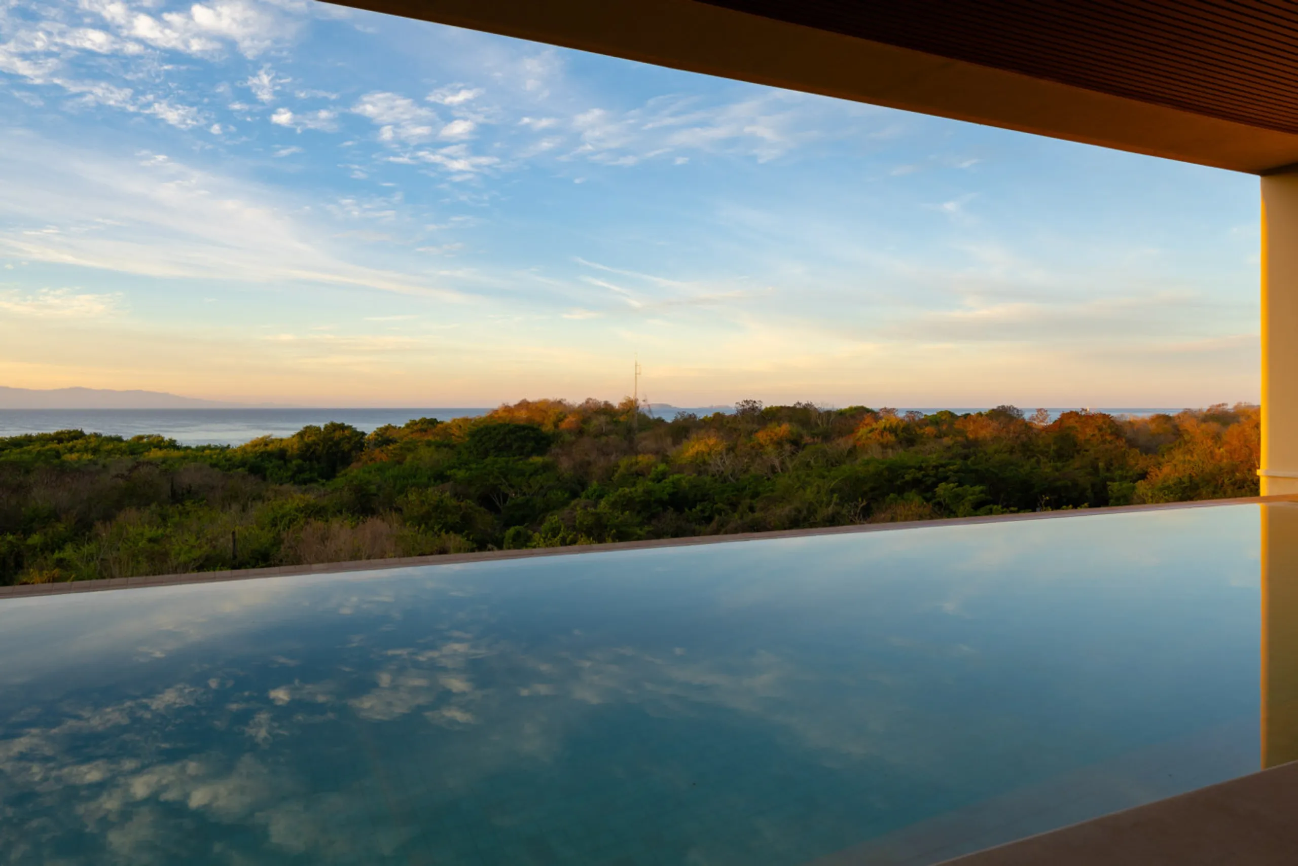 Chic Sophisticated Villa with Lake View and Inifity Pool — photograph 3