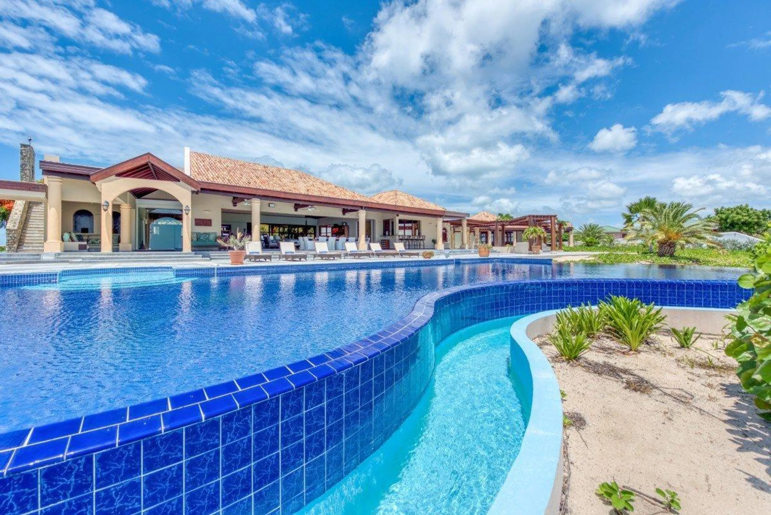 Baie Longue Beach Luxury Villa with Infinity Pool and Incredible Ocean Views — photograph 2
