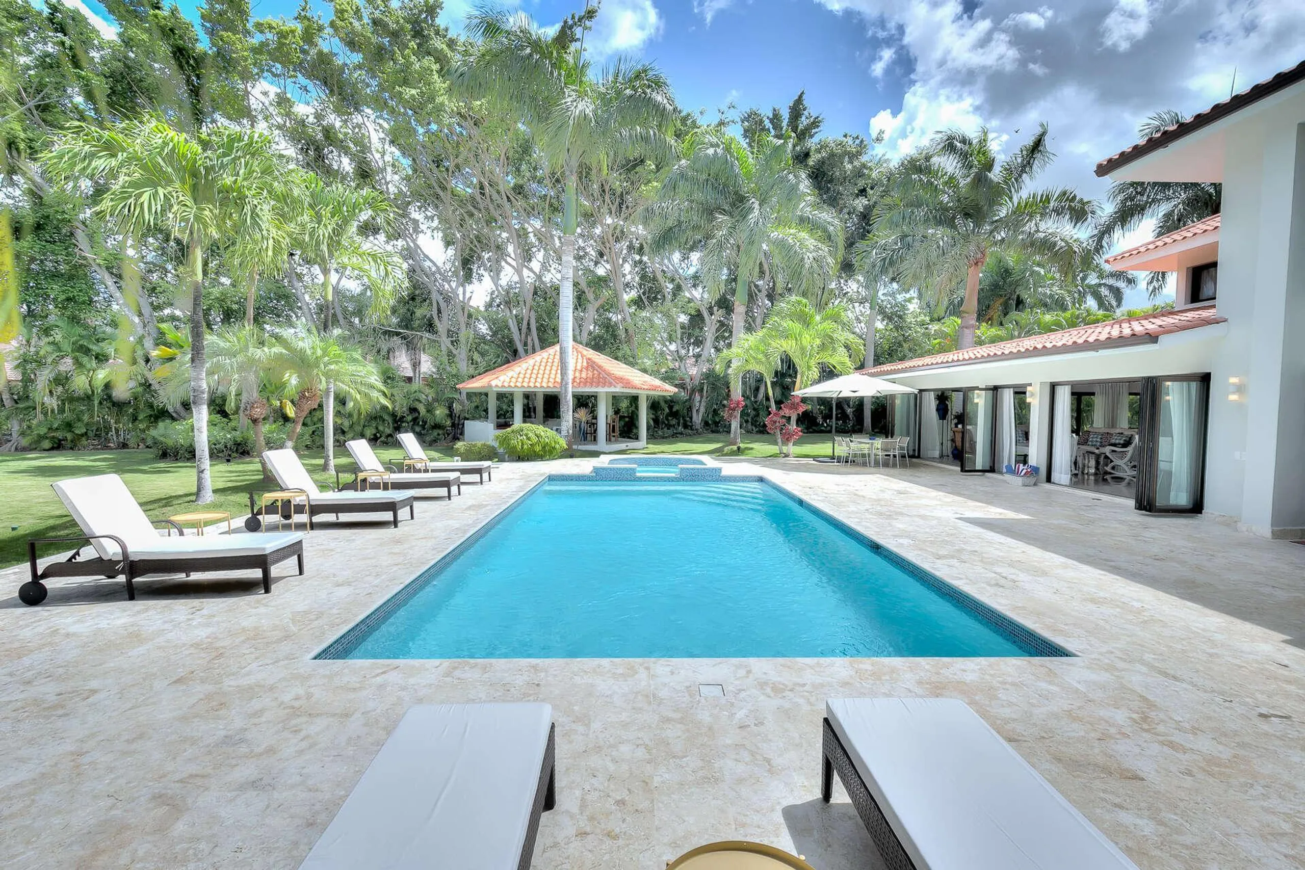 Casa de Campo's Gleaming Villa Offering Seclusion and Privacy — photograph 2