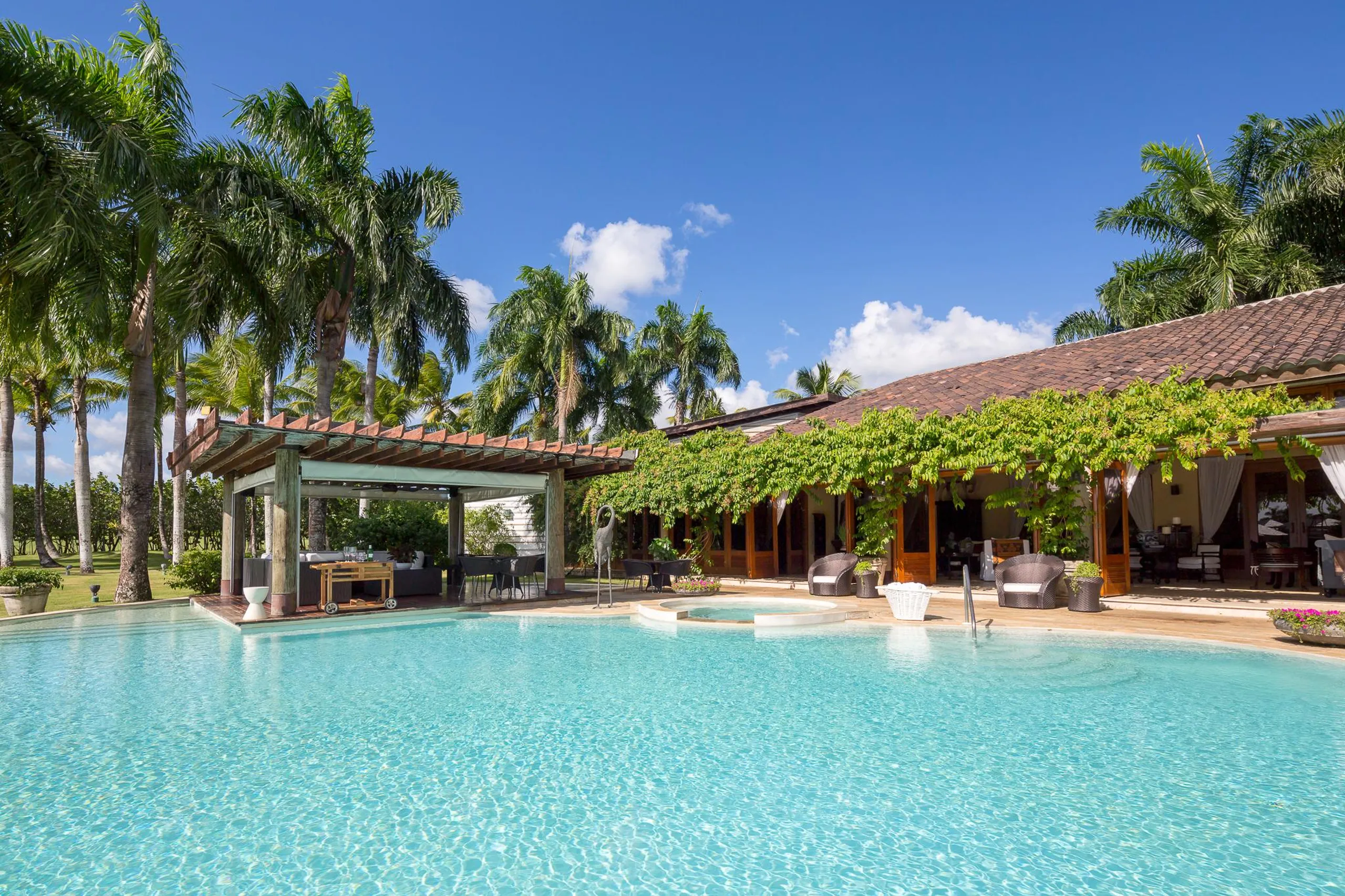 Elegant Casa de Campo Estate with Large Private Pool and Amazing Gardens — photograph 3