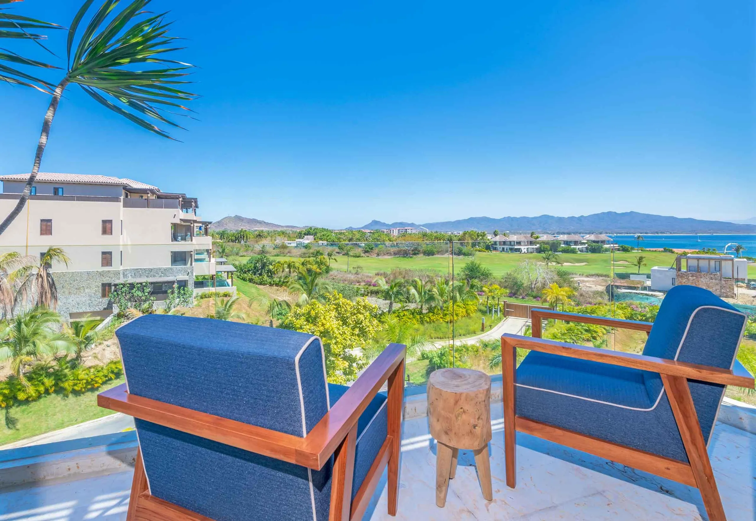 Luxury Villa with Panoramic Ocean and Island Views — photograph 10