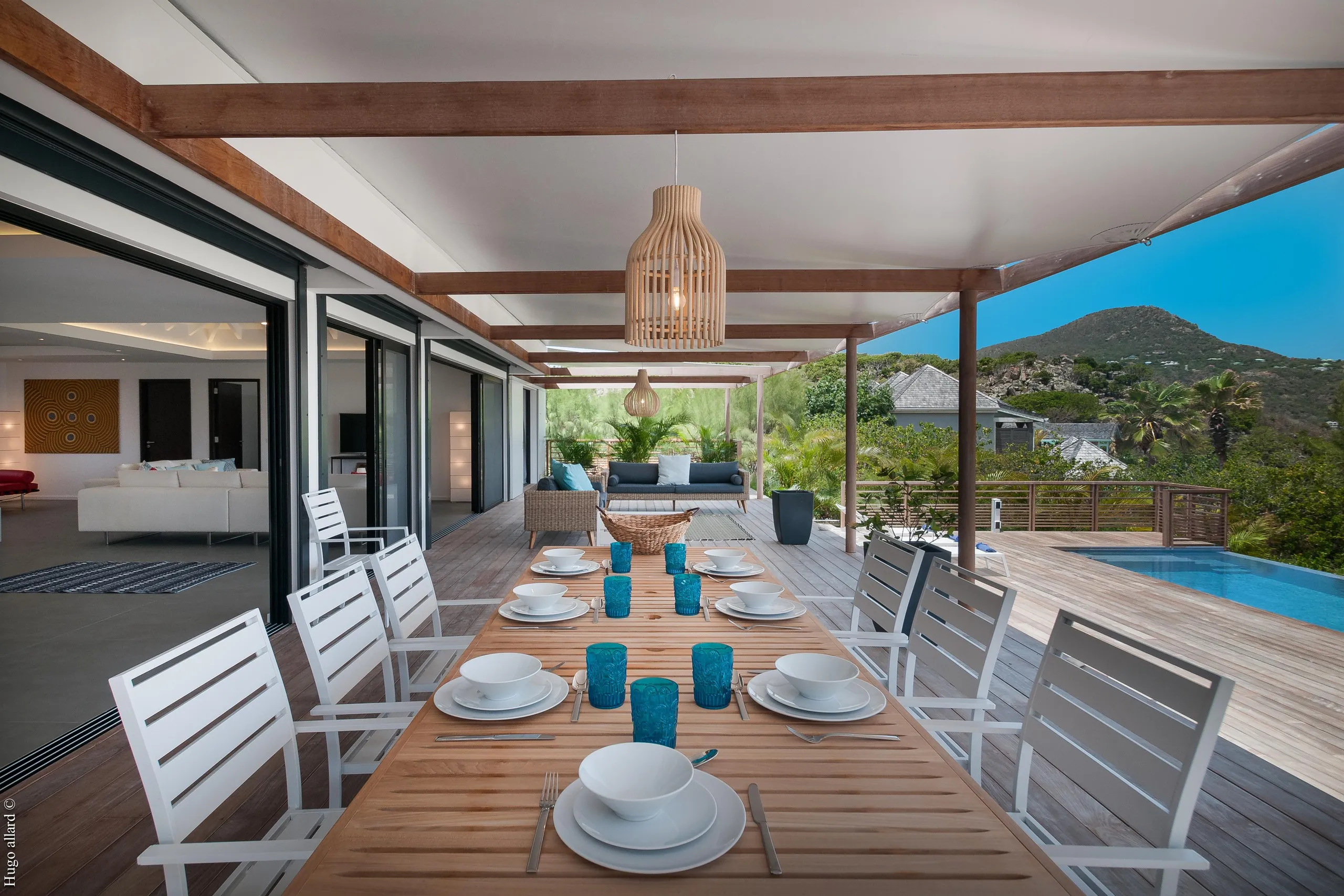Exquisite Seaside Villa with Infinity Pool and Oceanview Patio Dining — photograph 5