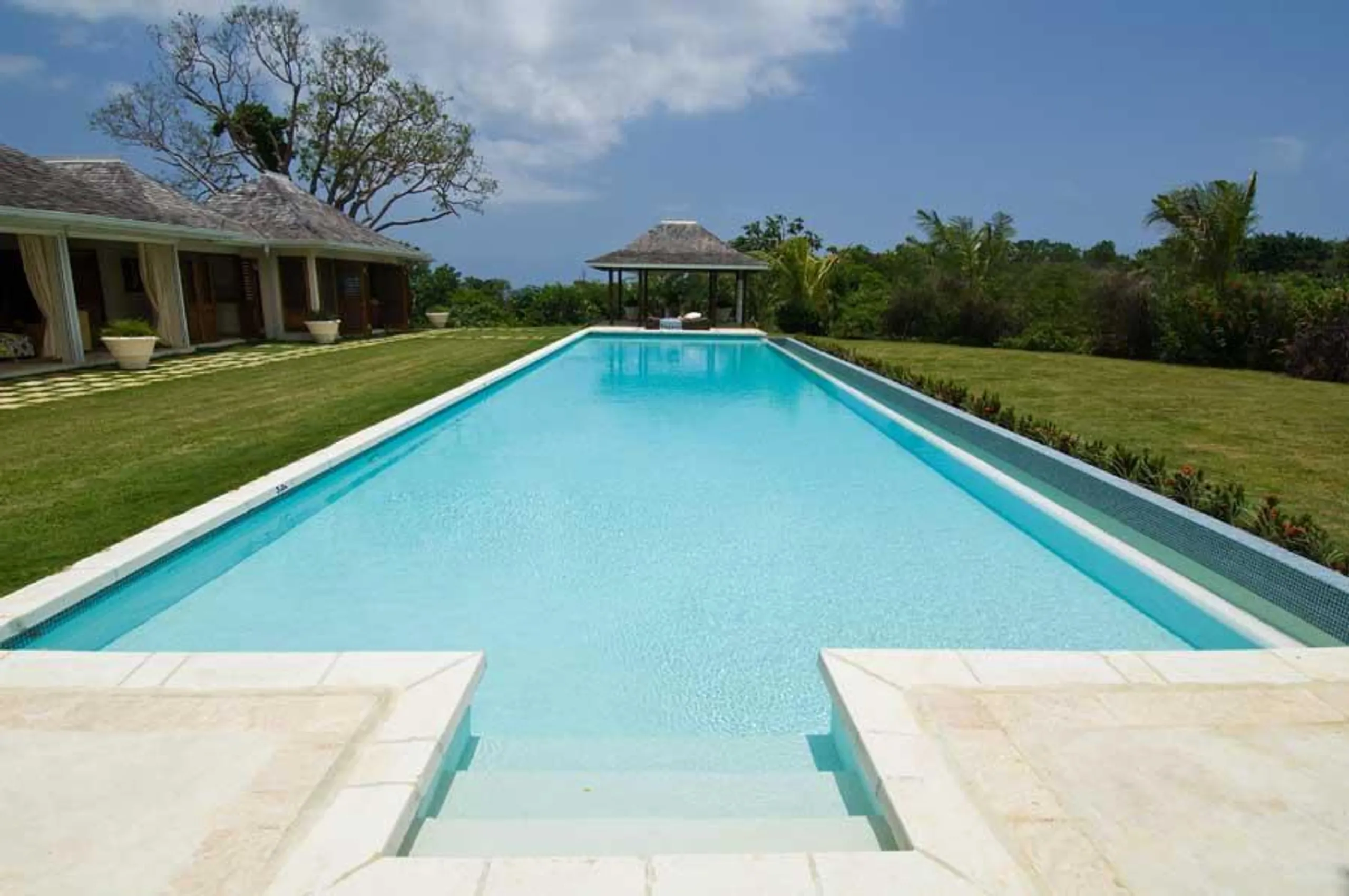 Outstanding Resort Style Estate in Sandy Bay with Olympic Pool and Ocean Views — photograph 3