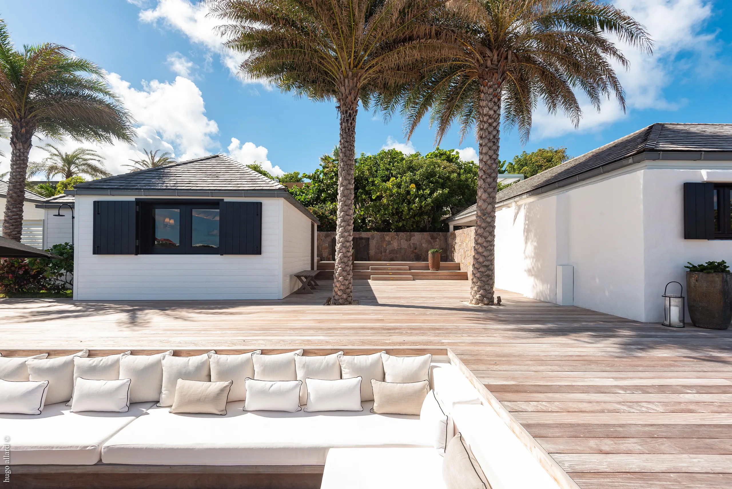 Glamorous Paradise Estate with Infinity Pool and Backyard Lounge — photograph 6