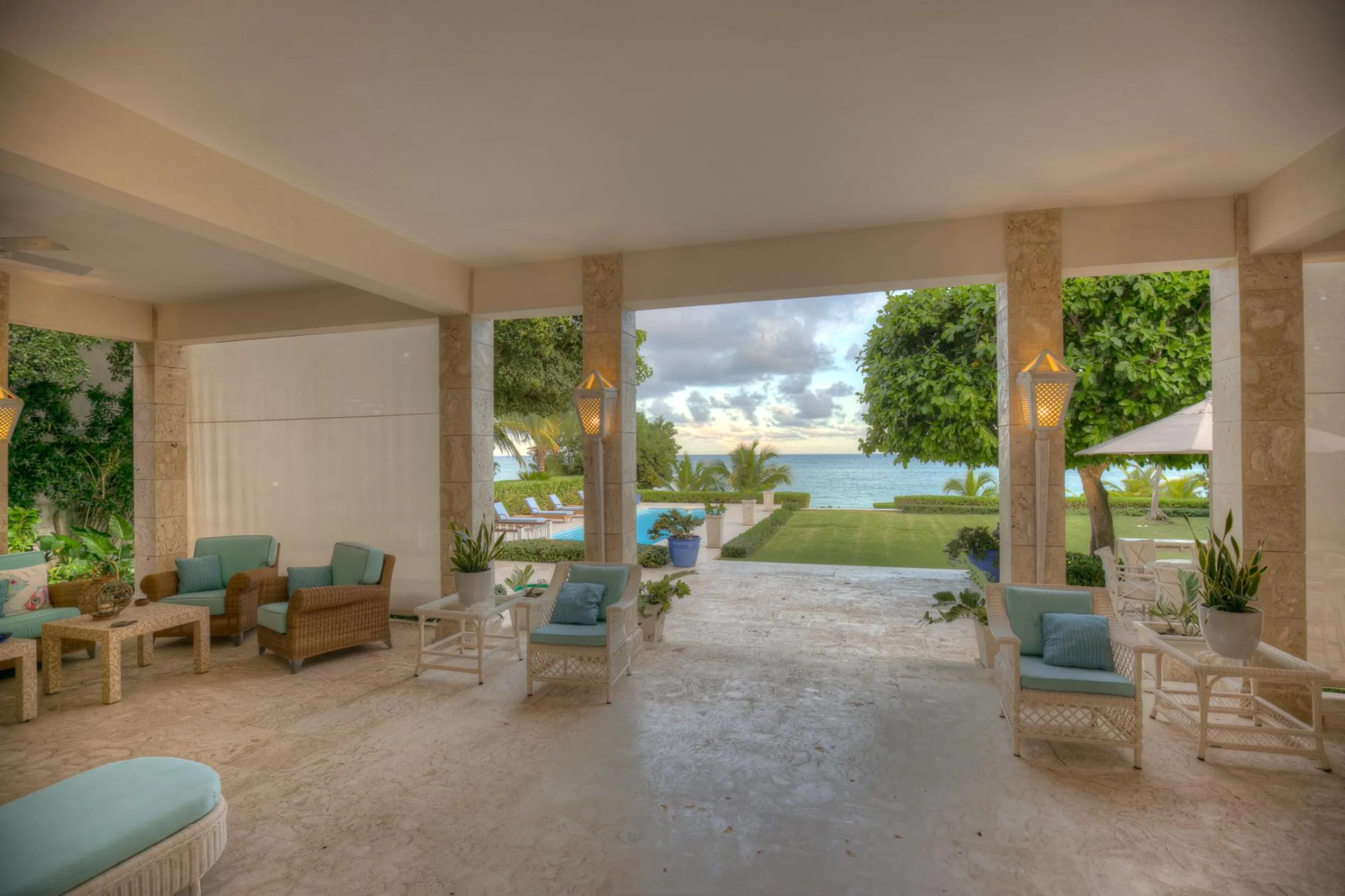Idyllic Oceanfront Villa with Private Pool and Views — photograph 5