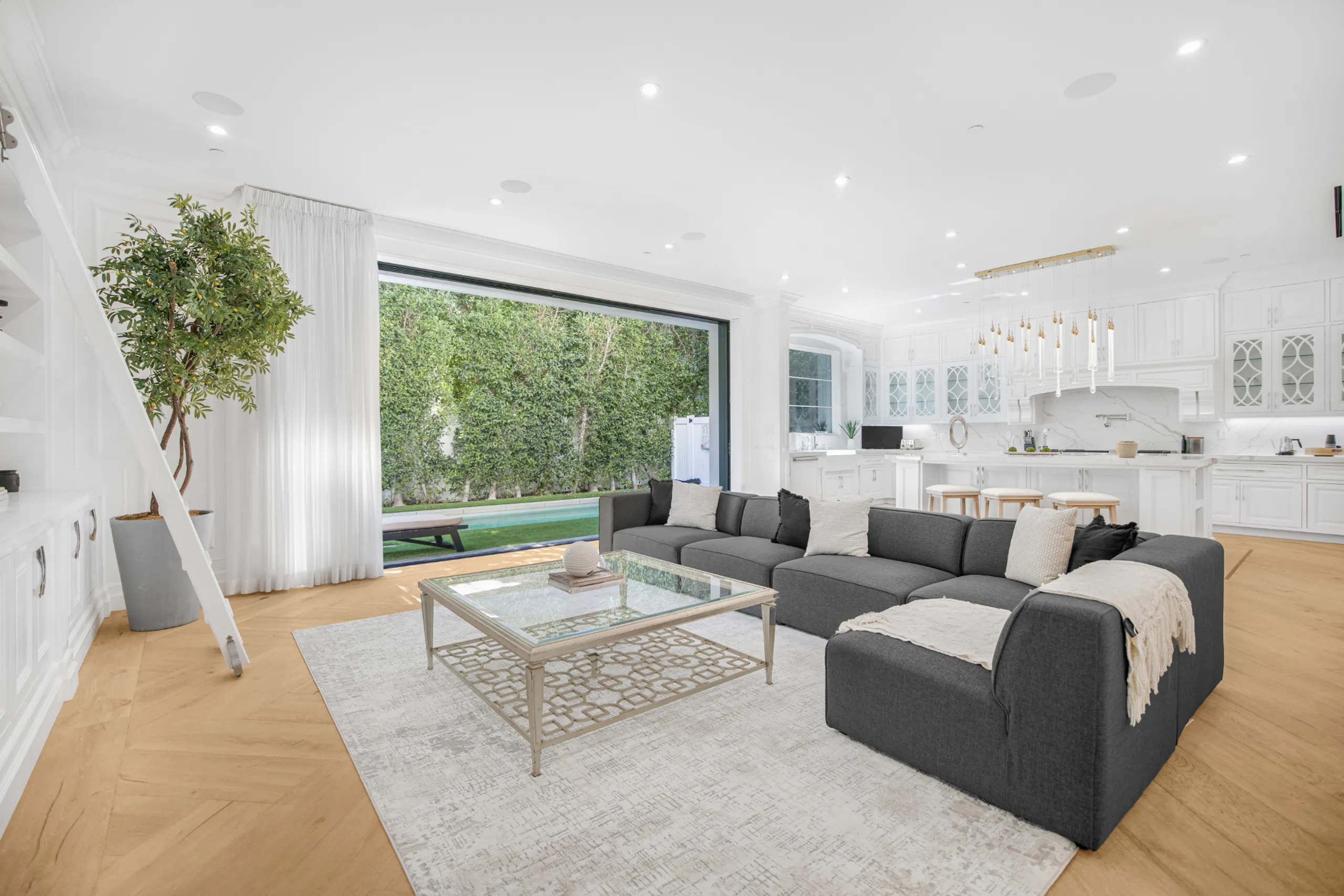 High-End Villa in Studio City with Pool & Designer Touches & Designer Touches — photograph 4