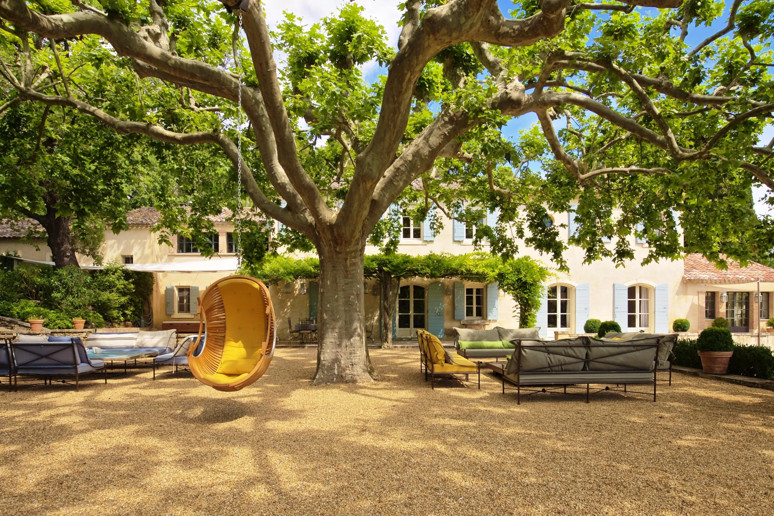 Provencal Paradise Estate with Gorgeous Pool and Lush Garden Grounds — photograph 7