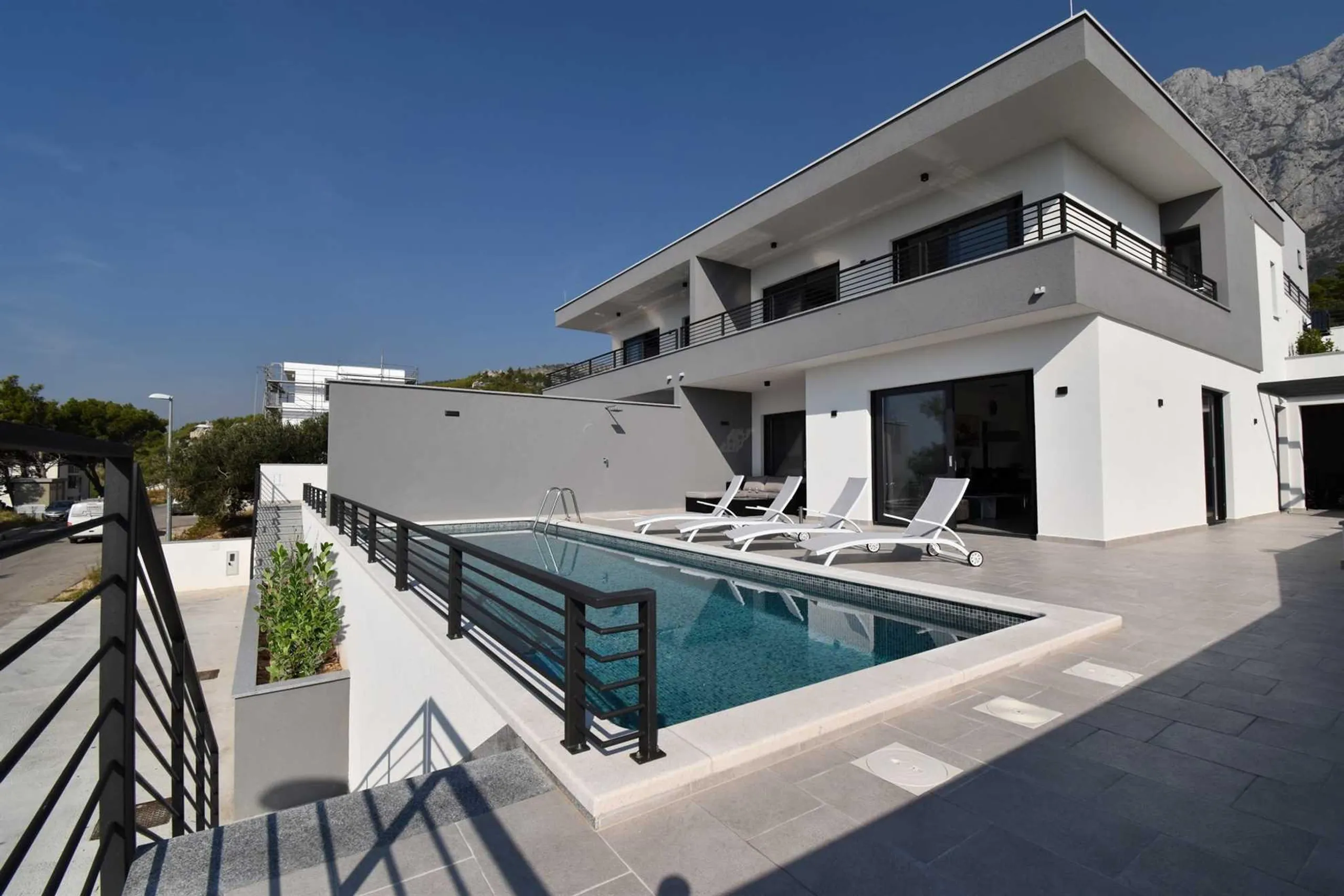 Tranquil Modern Villa with Heated Pool and Stunning Sea Views — photograph 2