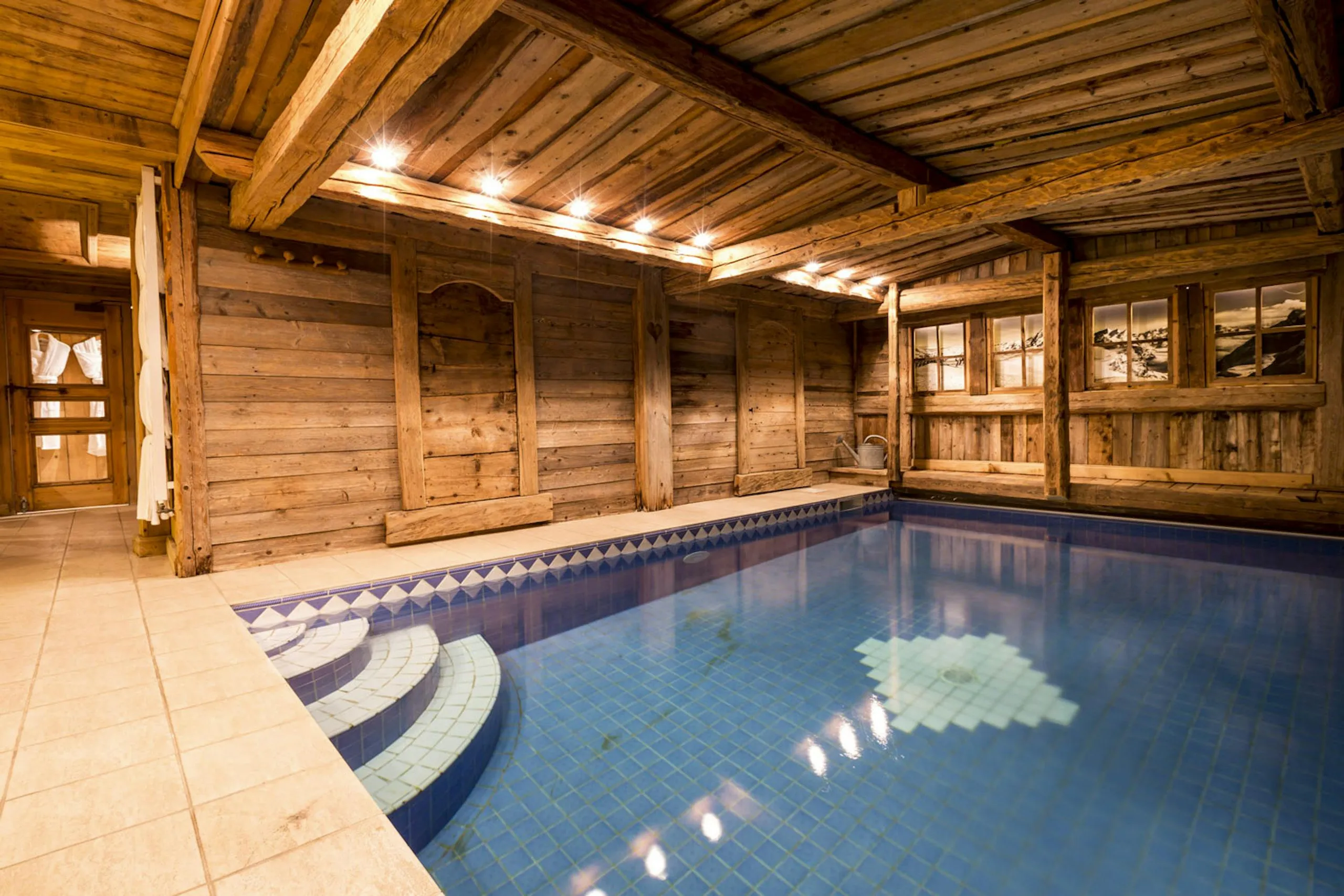 Gorgeous Luxury Chalet in French Alps with Private Pool and Sauna — photograph 8