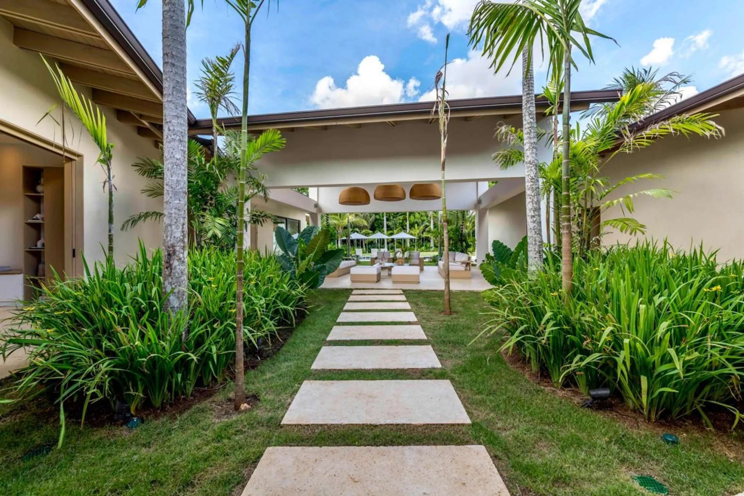 Fantastic 6-Bedroom Villa with Private Pool, Full Staff & Prime Beach Access — photograph 6
