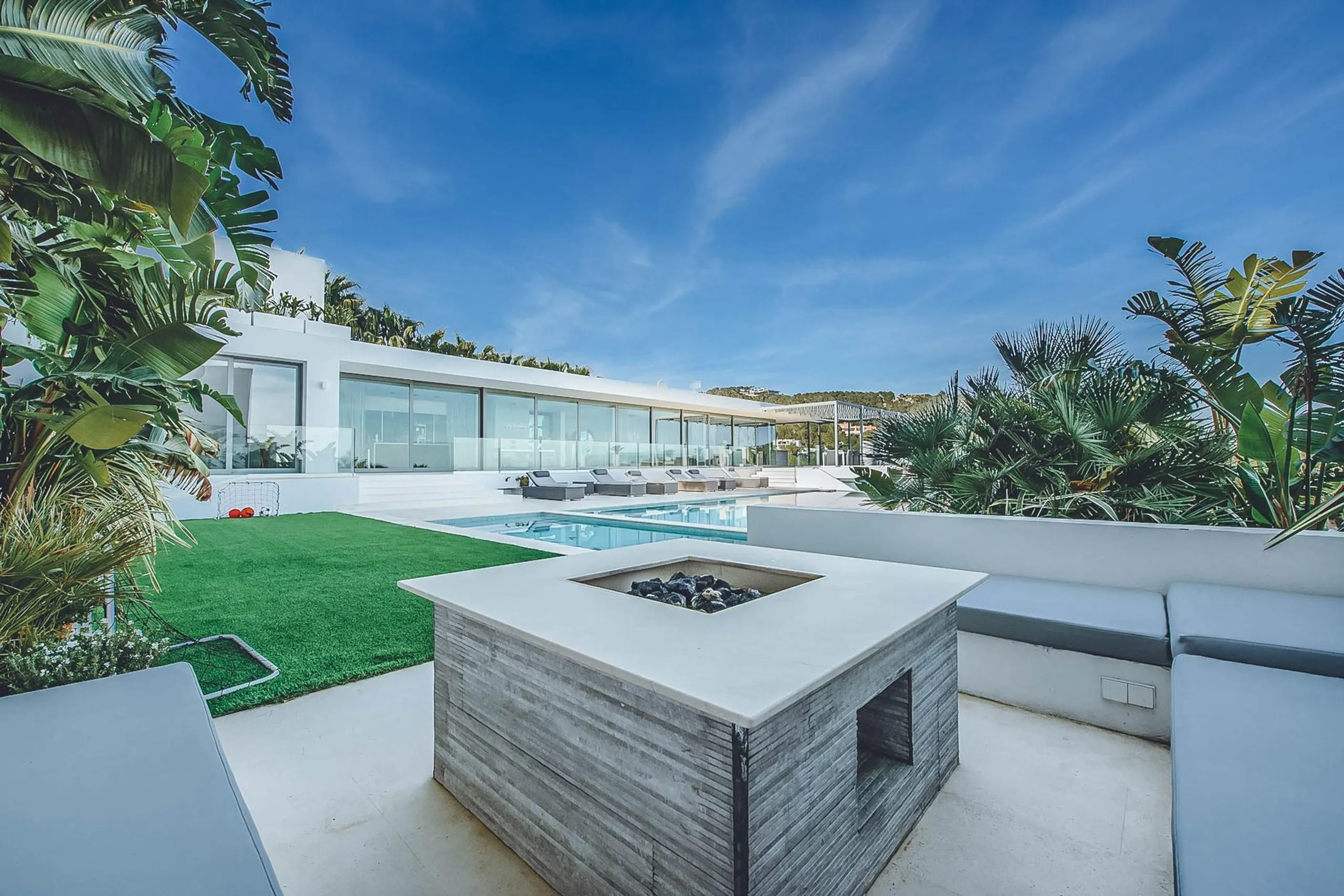 Awe-Inspiring Seafront Villa with Pool and Mediterranean Views — photograph 5