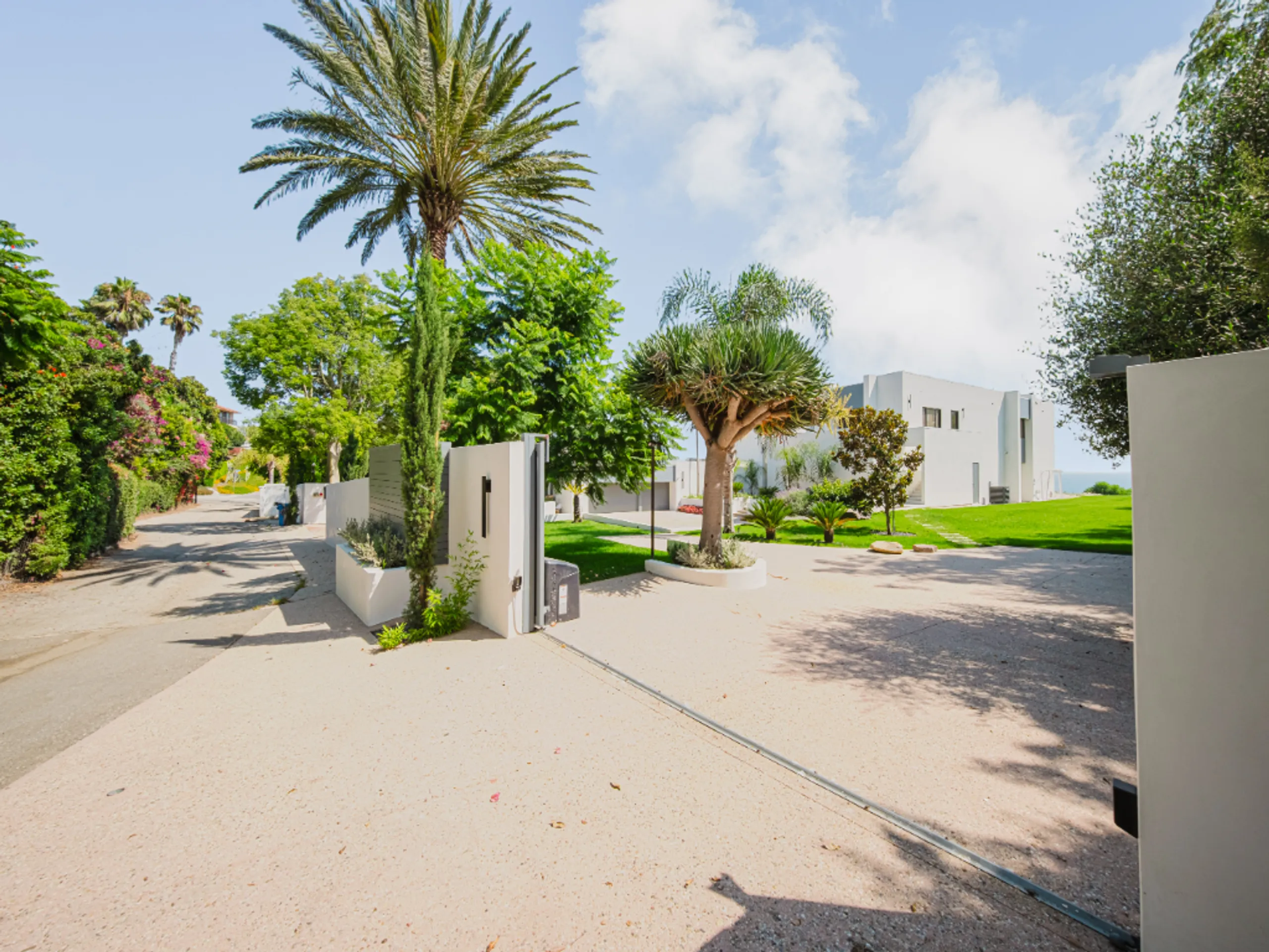 Architectural Malibu Bluffside Estate with Panoramic Ocean Views & Walkable Beach Access — photograph 9