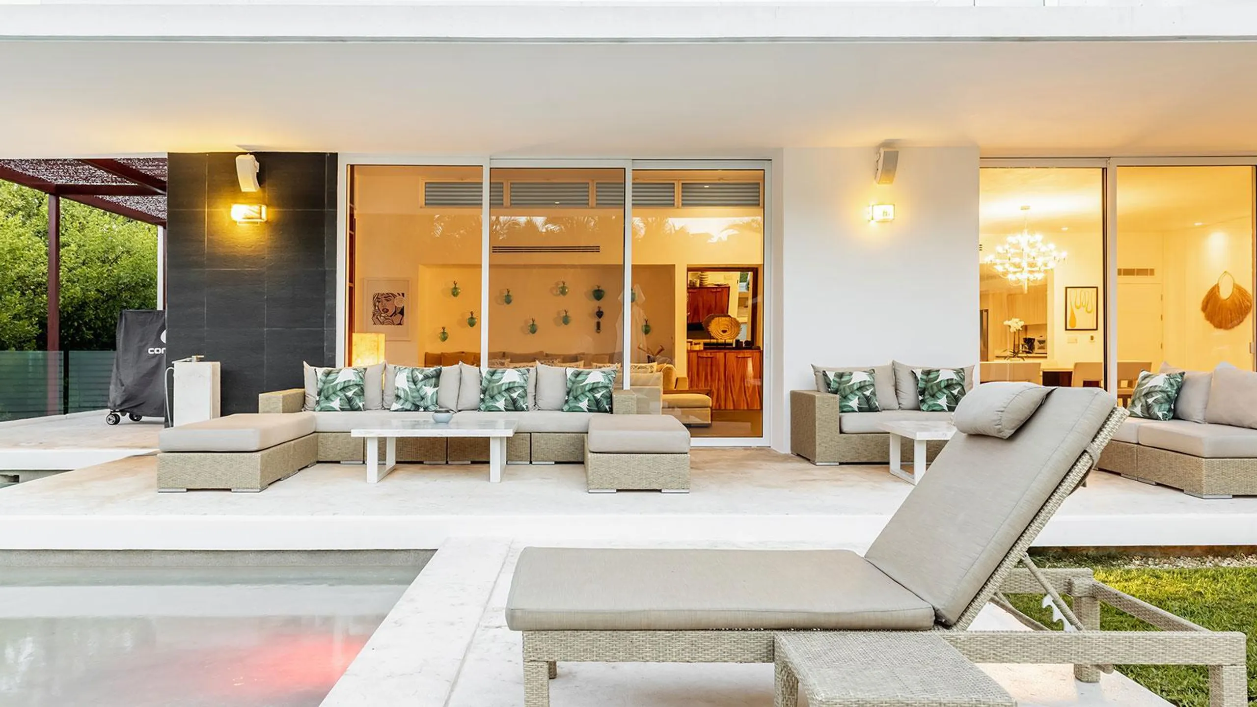 Modern Contemporary Luxe Villa with Private Pool for Tranquil Escapes — photograph 11