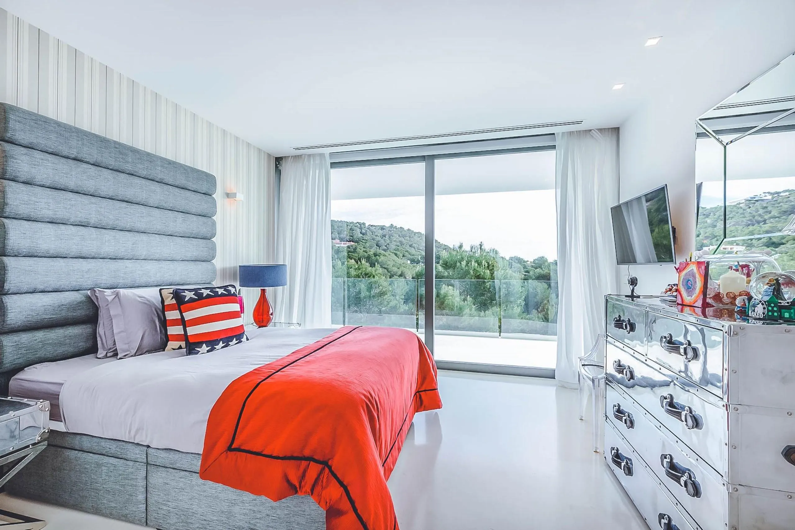 Awe-Inspiring Seafront Villa with Pool and Mediterranean Views — photograph 10