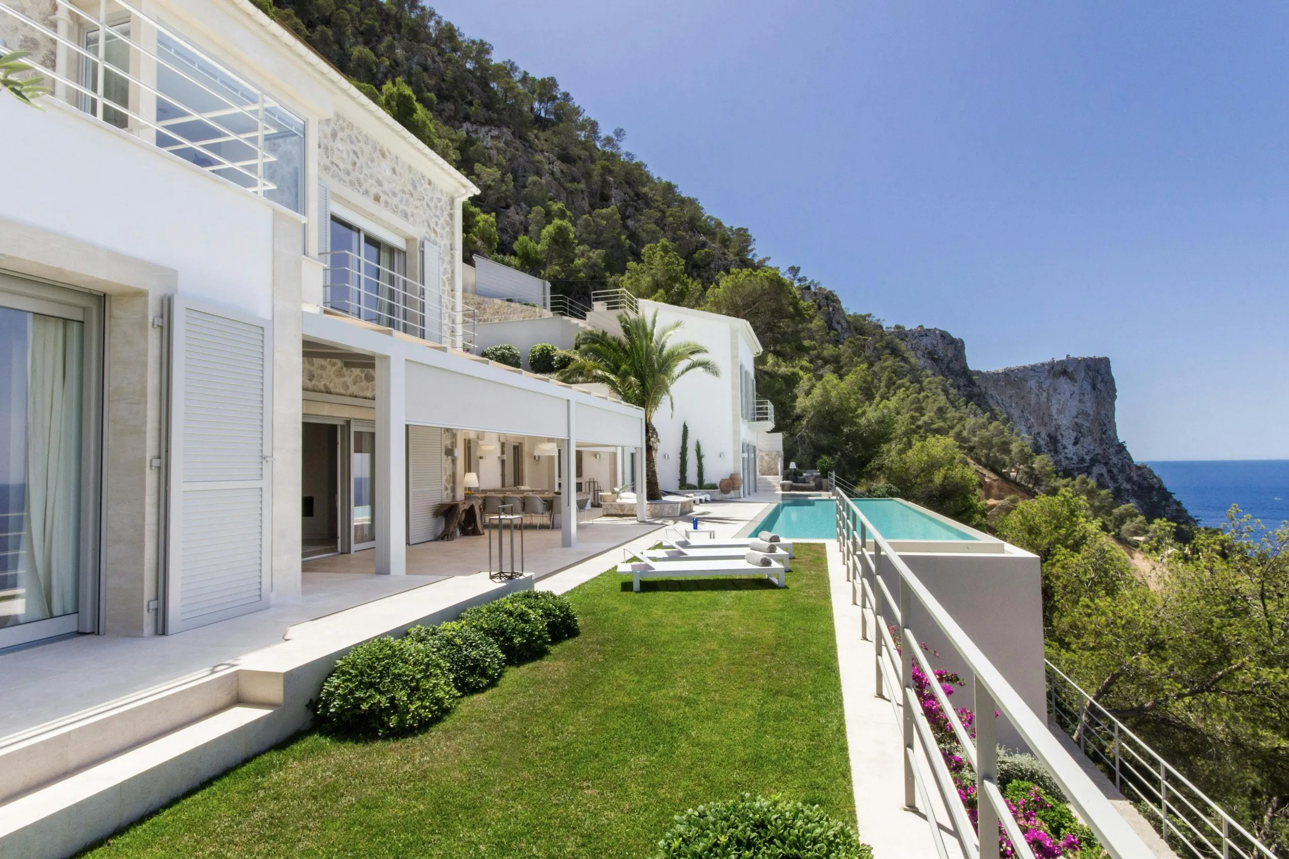 Opulent Mallorca Villa with Infinity Pool and Ocean Views — photograph 6