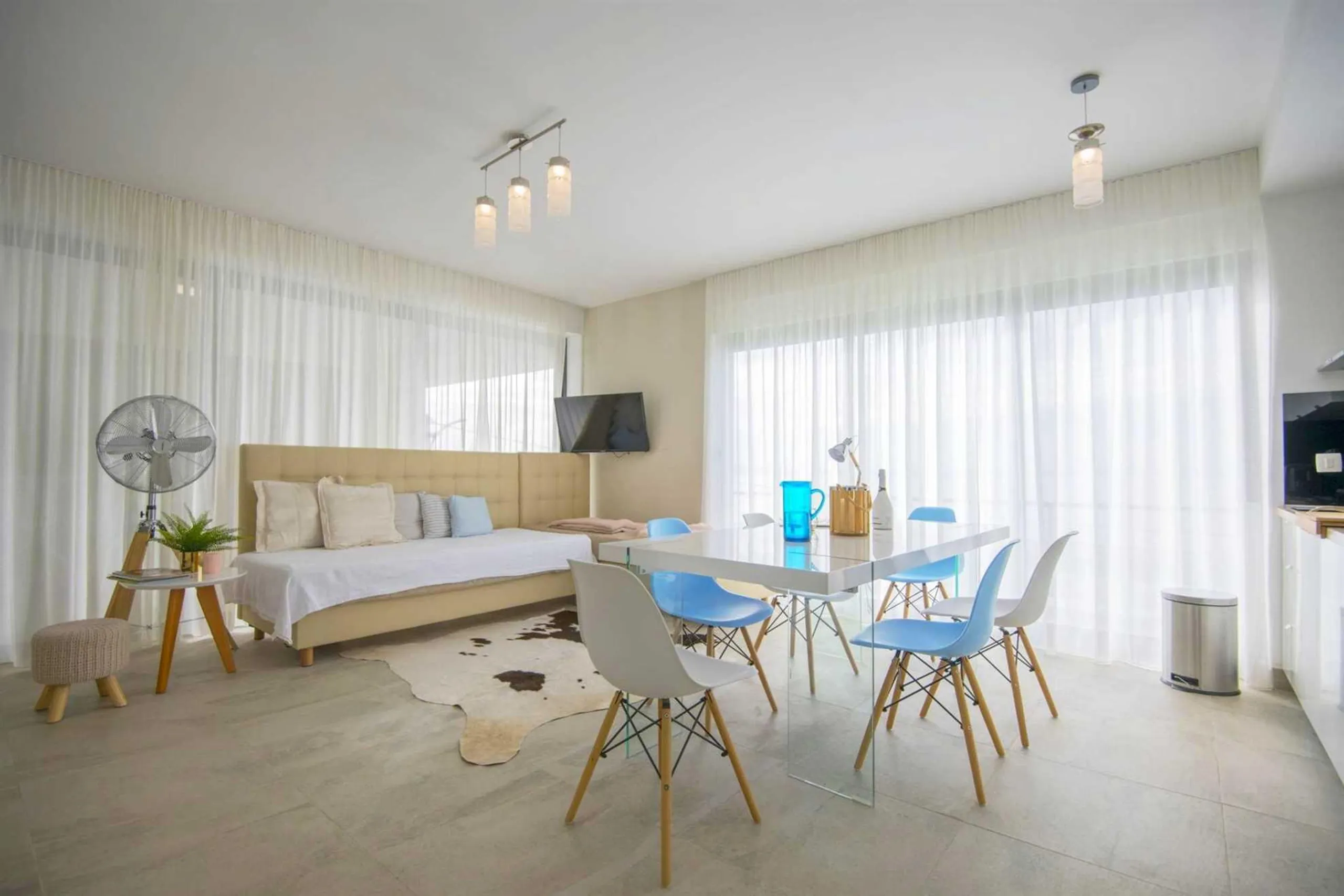 Posh Two-Story Villa with Pool and Breathtaking Views in Dalmatia — photograph 11