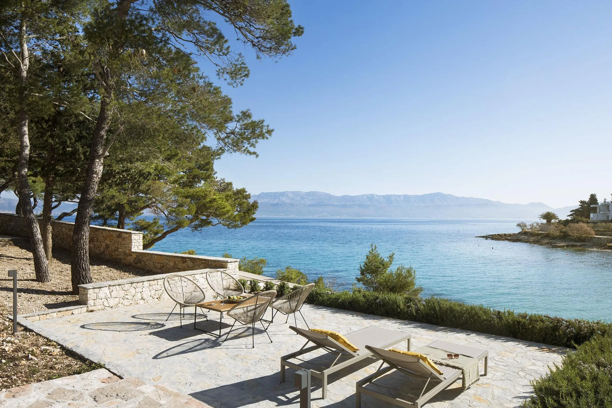Sophisticated Contemporary Villa with Pool and Breathtaking Sea Views — photograph 2