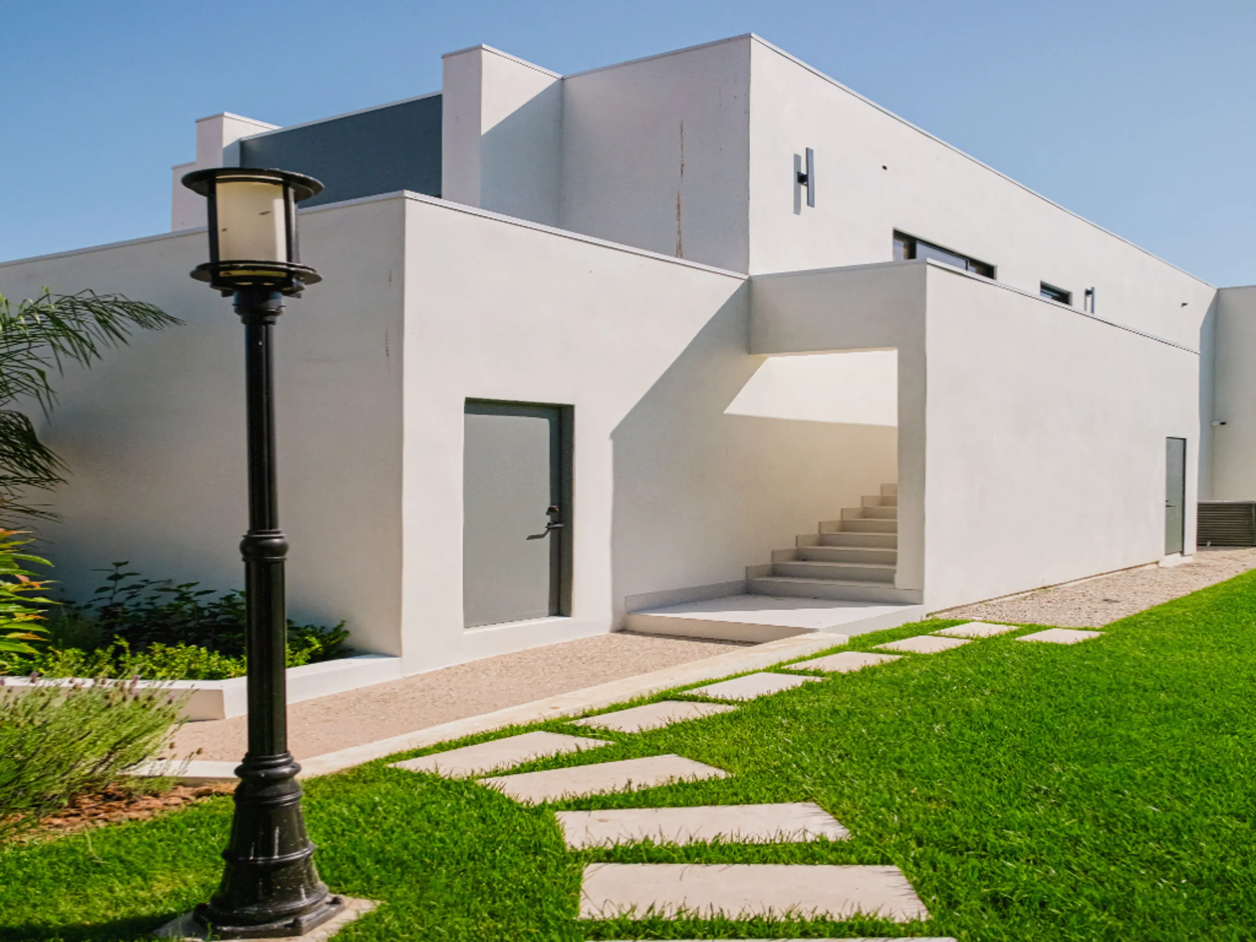 Architectural Malibu Bluffside Estate with Panoramic Ocean Views & Walkable Beach Access — photograph 11