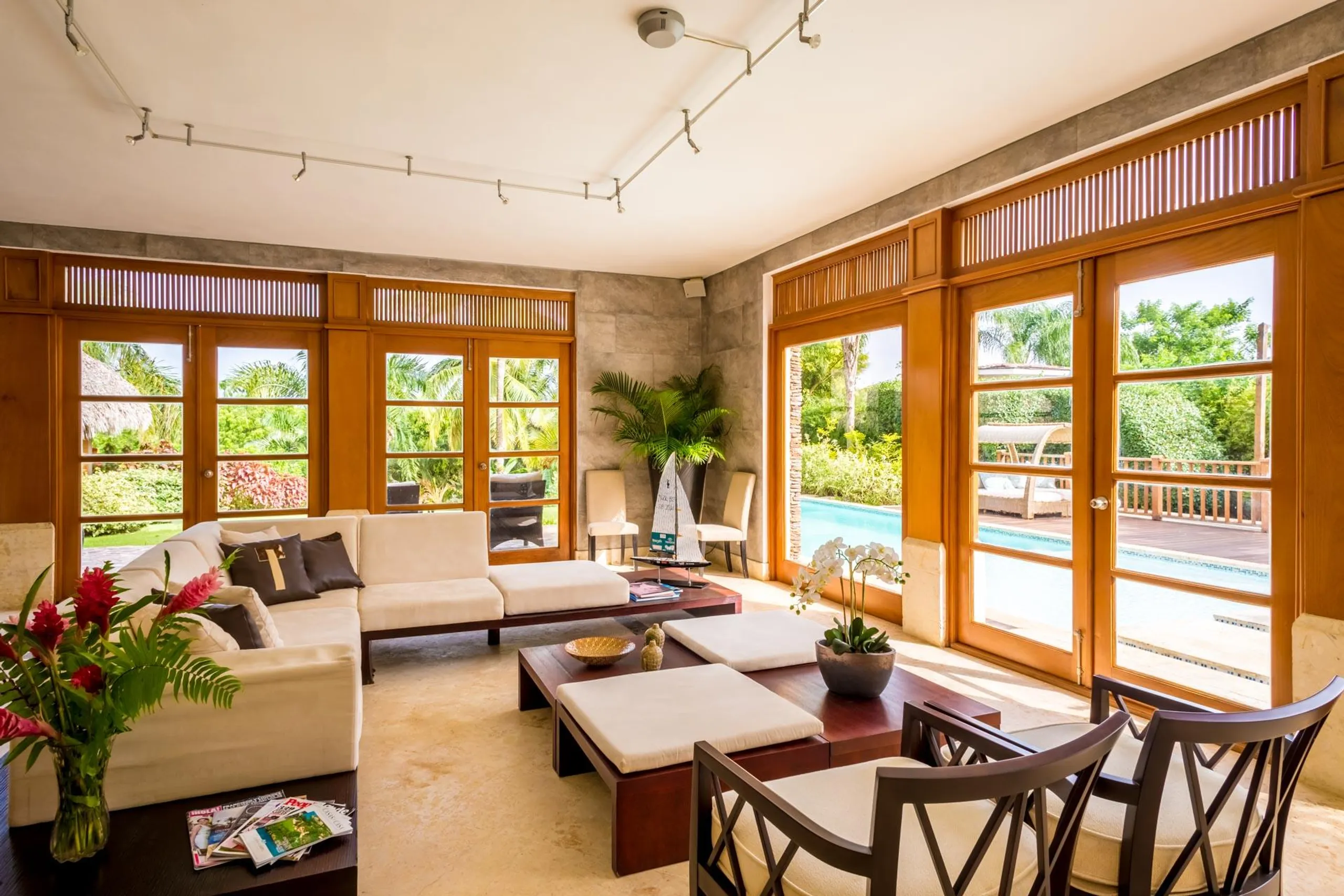 Exquisite Tropical Villa with Infinity Edge Pool and Balinese-Inspired Elements — photograph 6