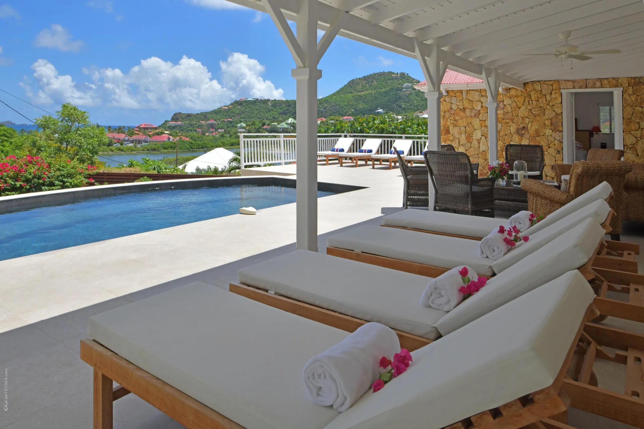 Majestic Tropical Estate with Private Pool and Ocean Views — photograph 2