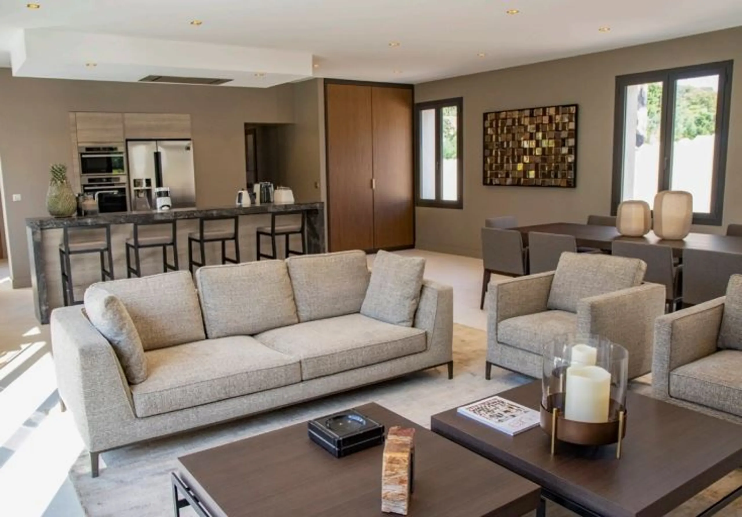 Exquisite 5BR Villa with Heated Pool and Mediterranean Garden — photograph 7