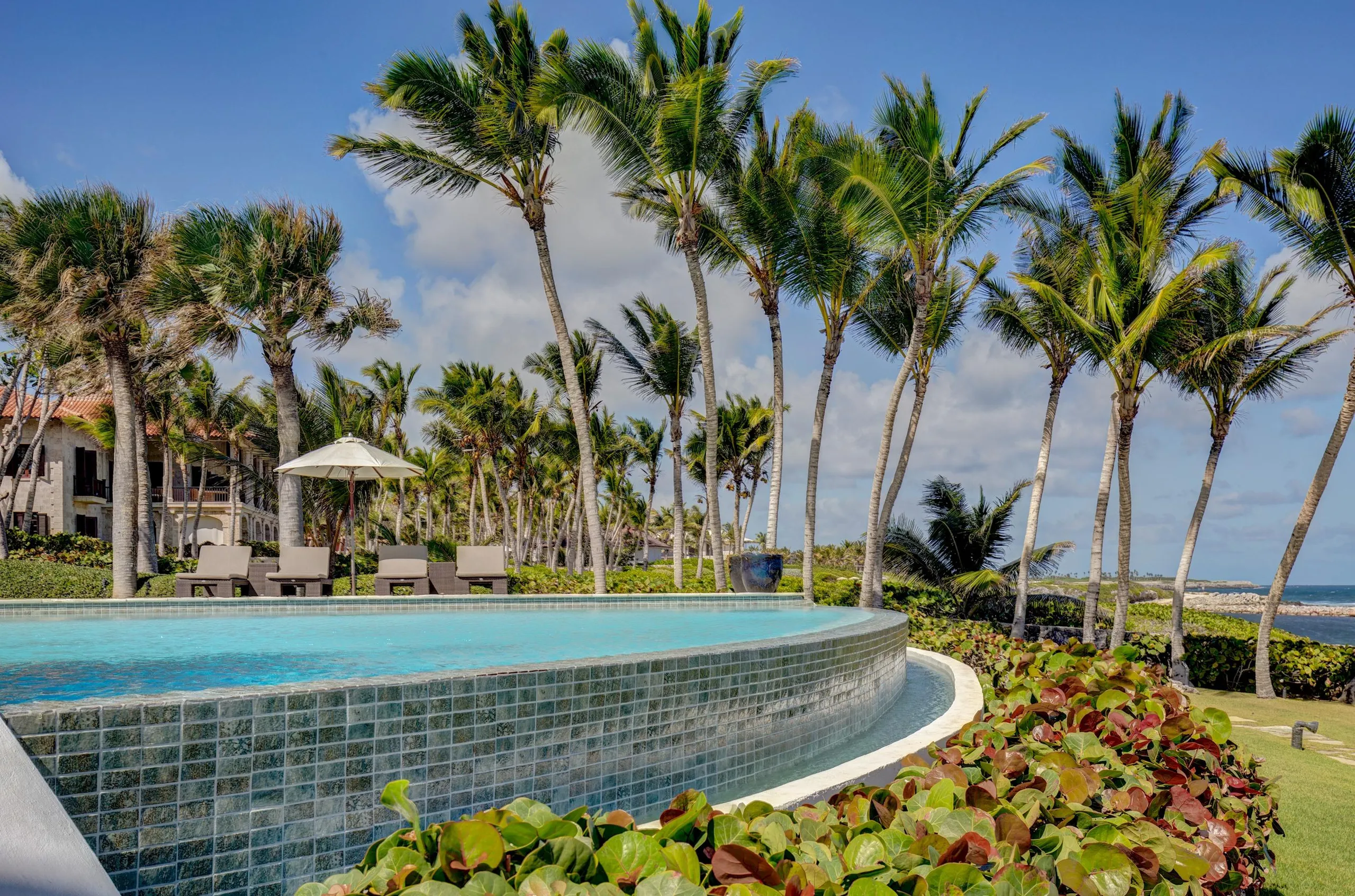 Splendid Waterfront Villa with Private Infinity Pool, and Stunning Sea Views — photograph 9