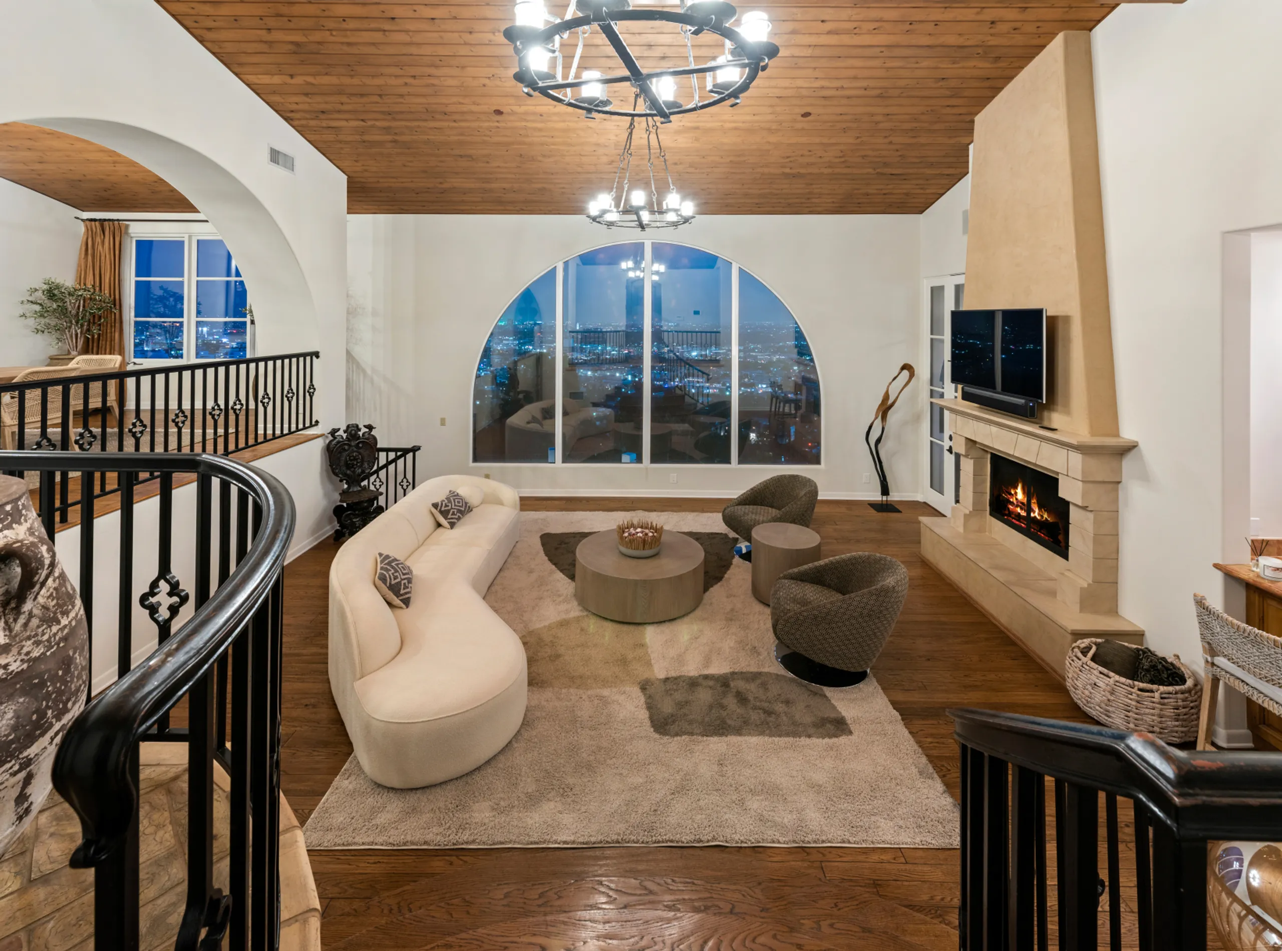 Stunning Hillside Villa with Scenic Views — photograph 9