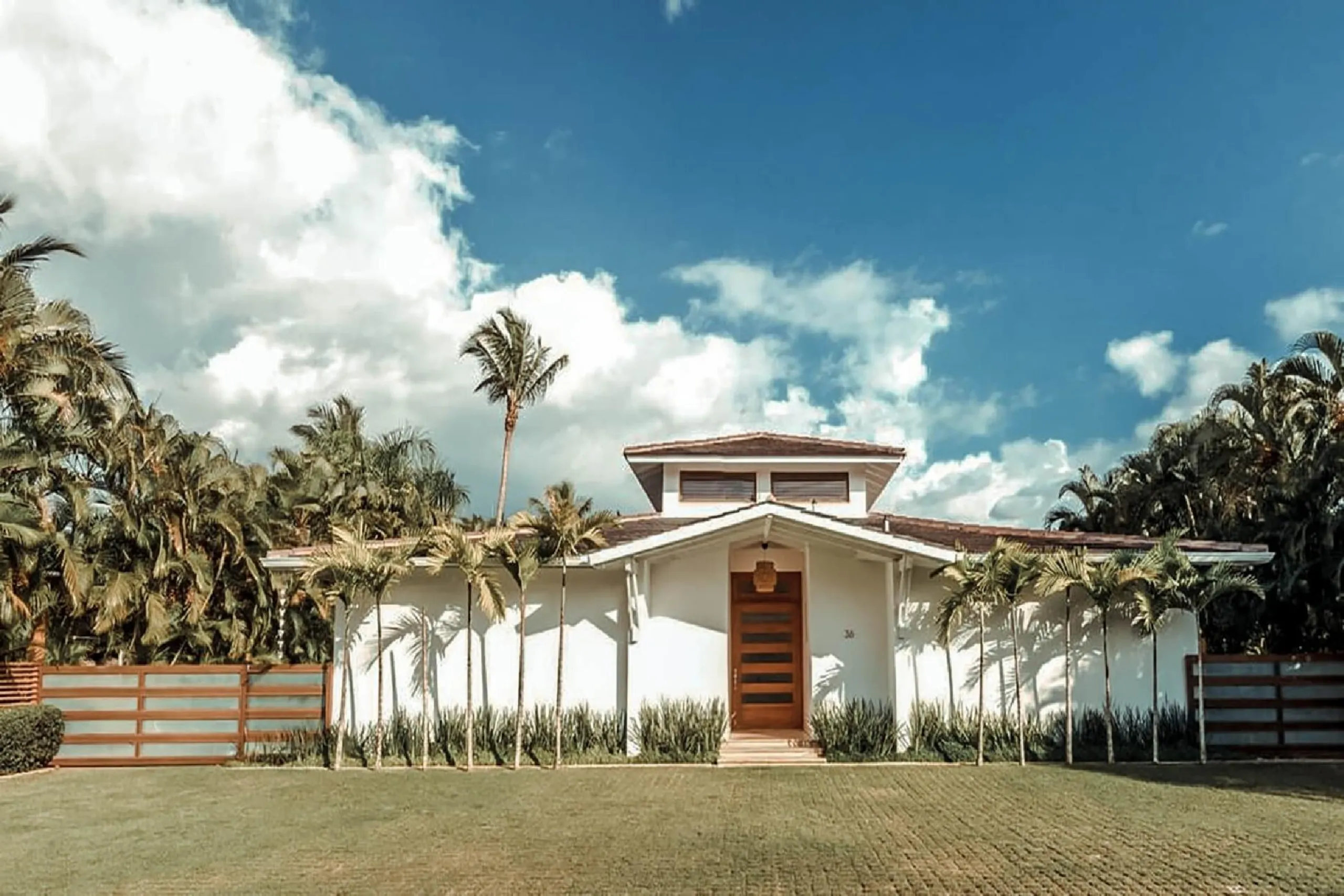 Contemporary Luxe Villa with Private Pool and Beach Access — photograph 4