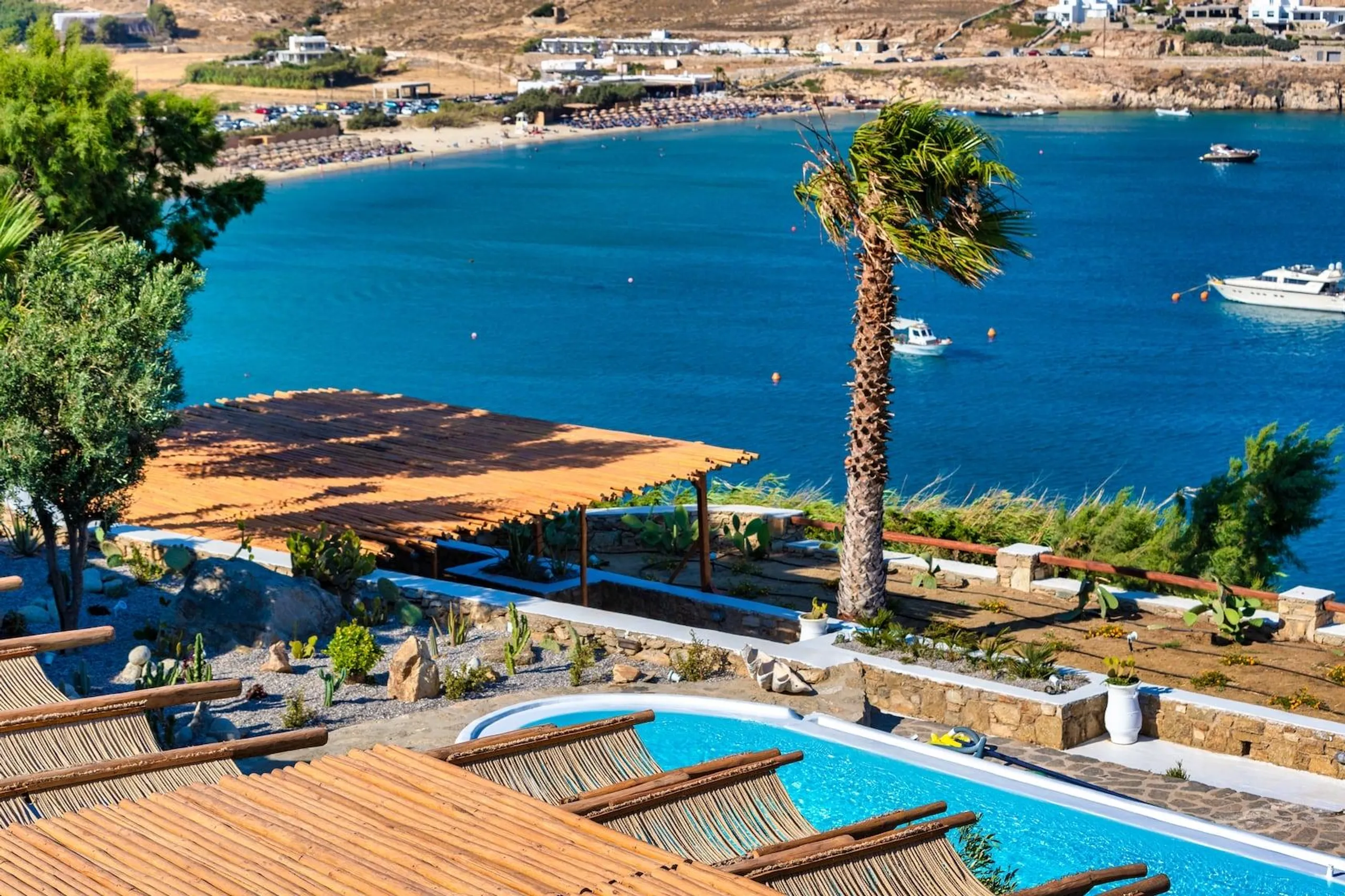 Decorative Beachfront Villa in Mykonos with Infinity Pool — photograph 2