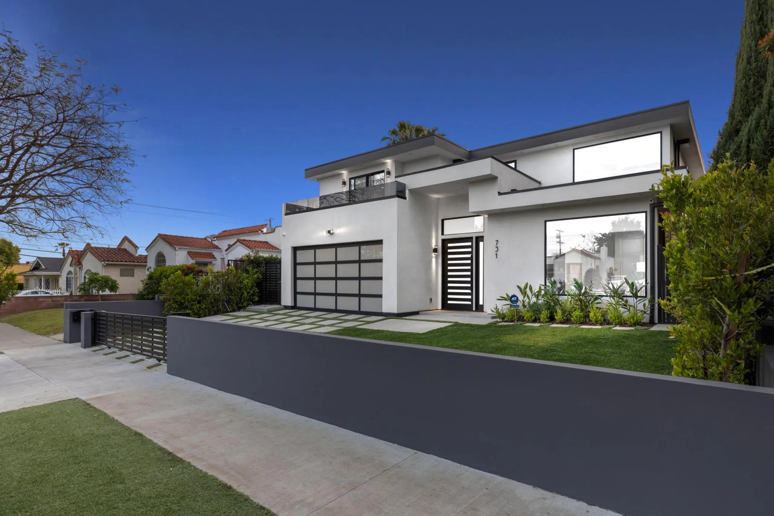 Exquisite Hollywood Villa with Invigorating Pool and Fitness Room — photograph 2