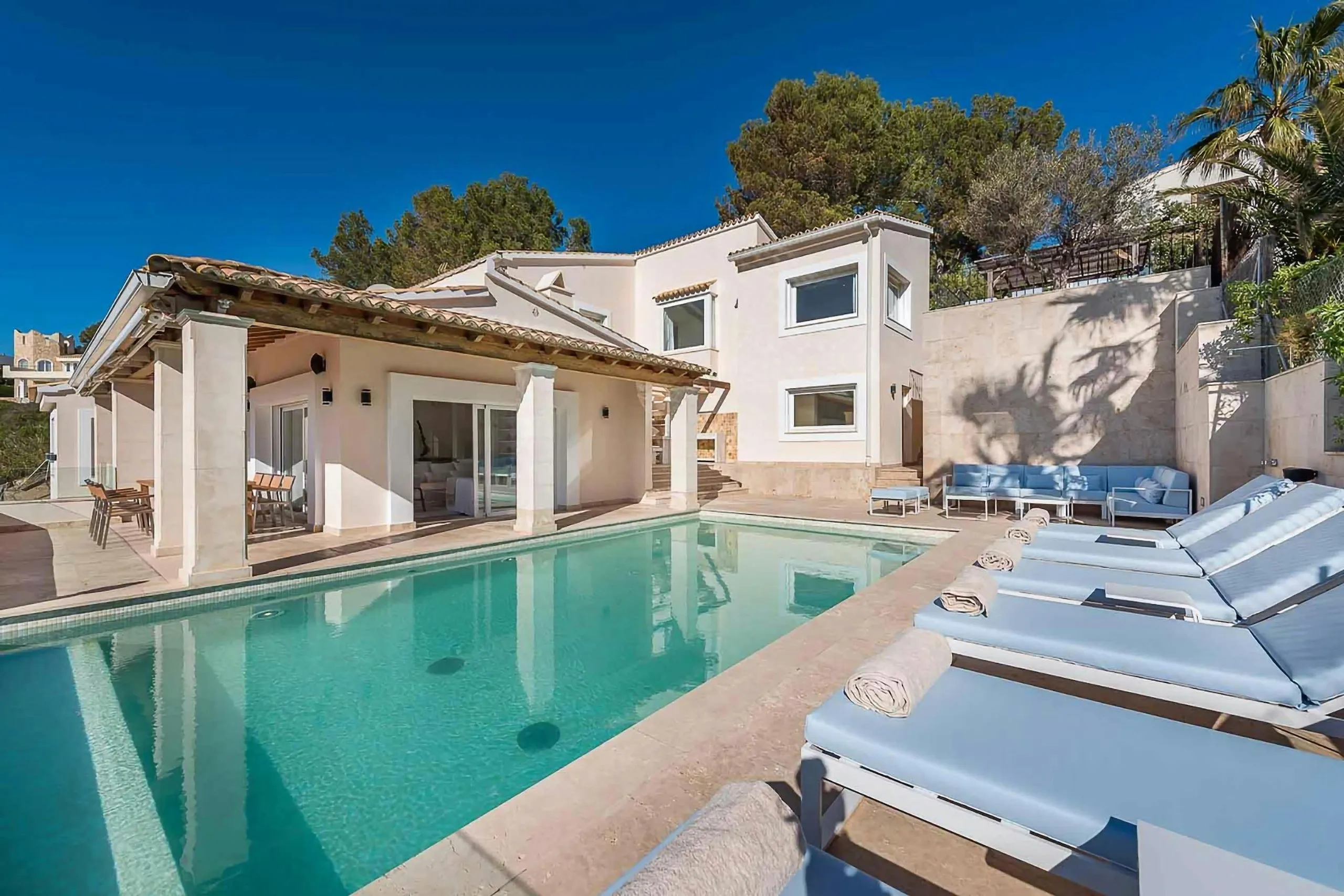 Escape to Paradise  Luxury Villa with Ocean Views and Poolside Bliss — photograph 3