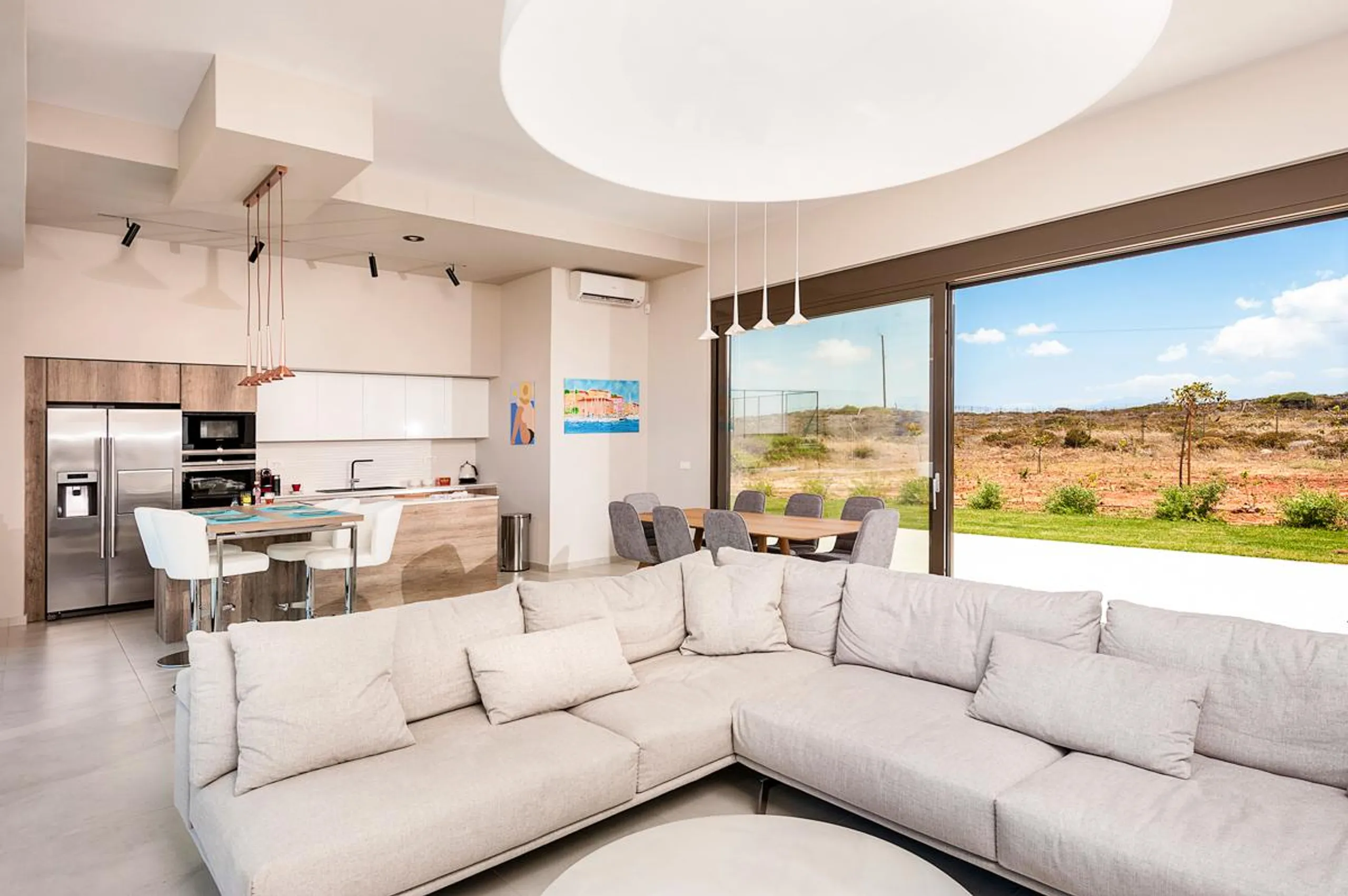 Chic Mediterranean Villa with Heated Infinity Pool, Tennis Court and Mountain Views — photograph 6