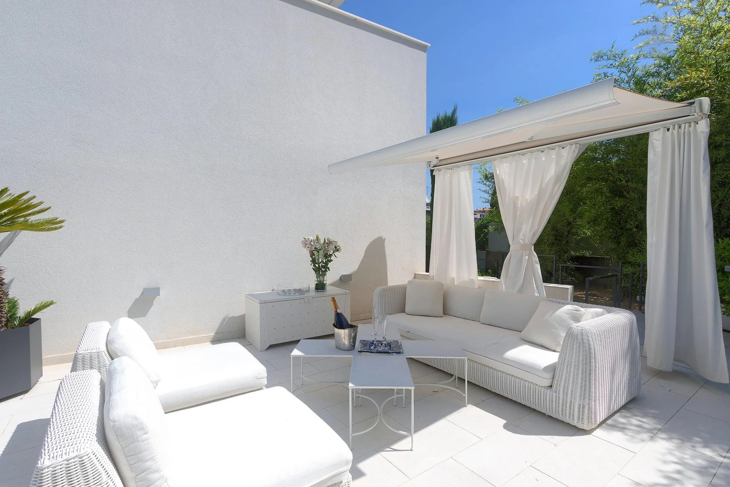 Glorious Contemporary Haven with 4-BR Villa and Tantalizing Heated Infinity Pool — photograph 11