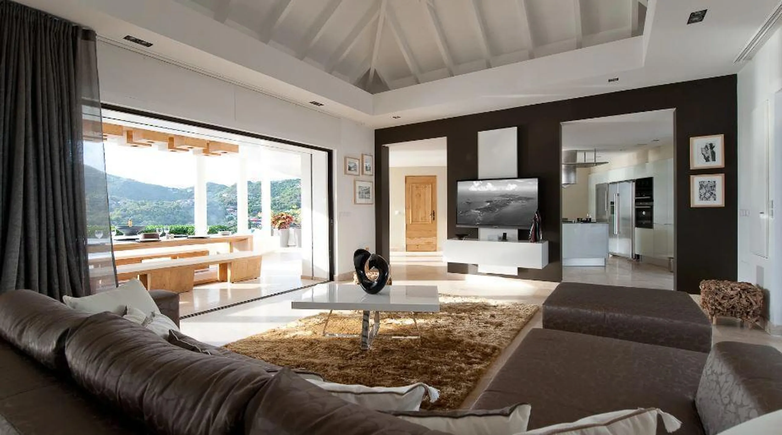 Majestic Luxe Villa with Infinity Pool and Jacuzzi Overlooking Gustavia — photograph 11