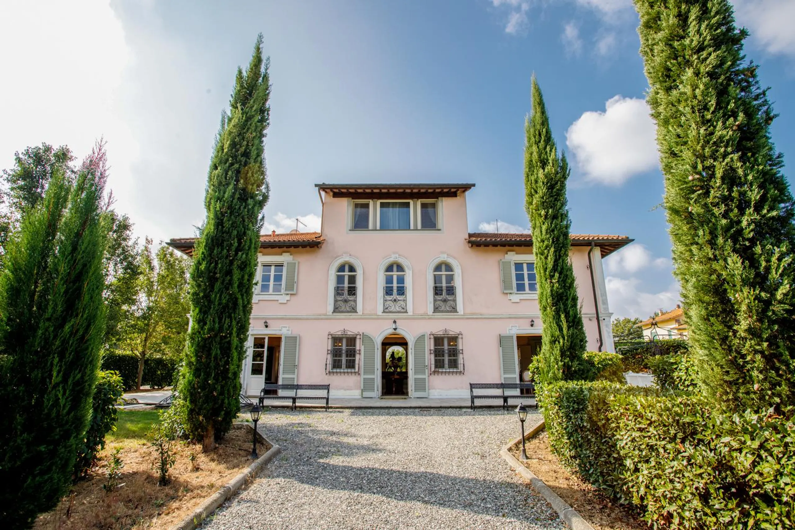 Refined  Tuscan Villa with Private Pool, Vast Gardens and Access to Historic Cities — photograph 7