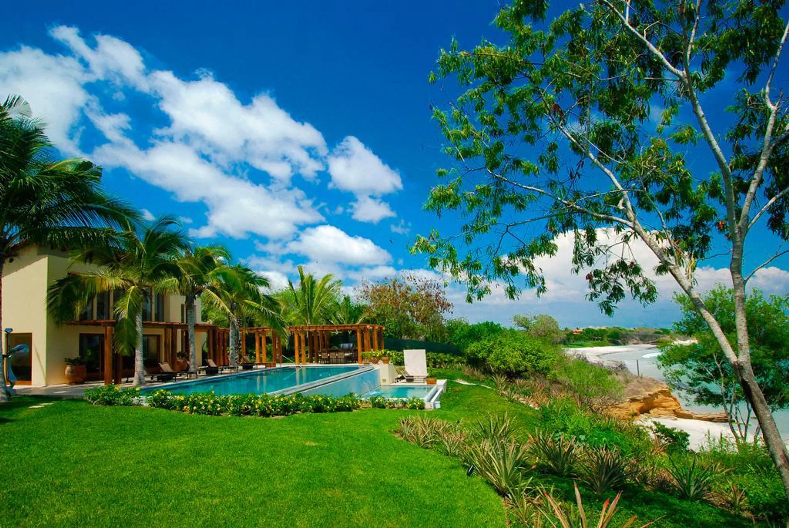 Exceptional Rancho Estates Beach Front Villa with Infinity Pools and Ocean Views — photograph 4