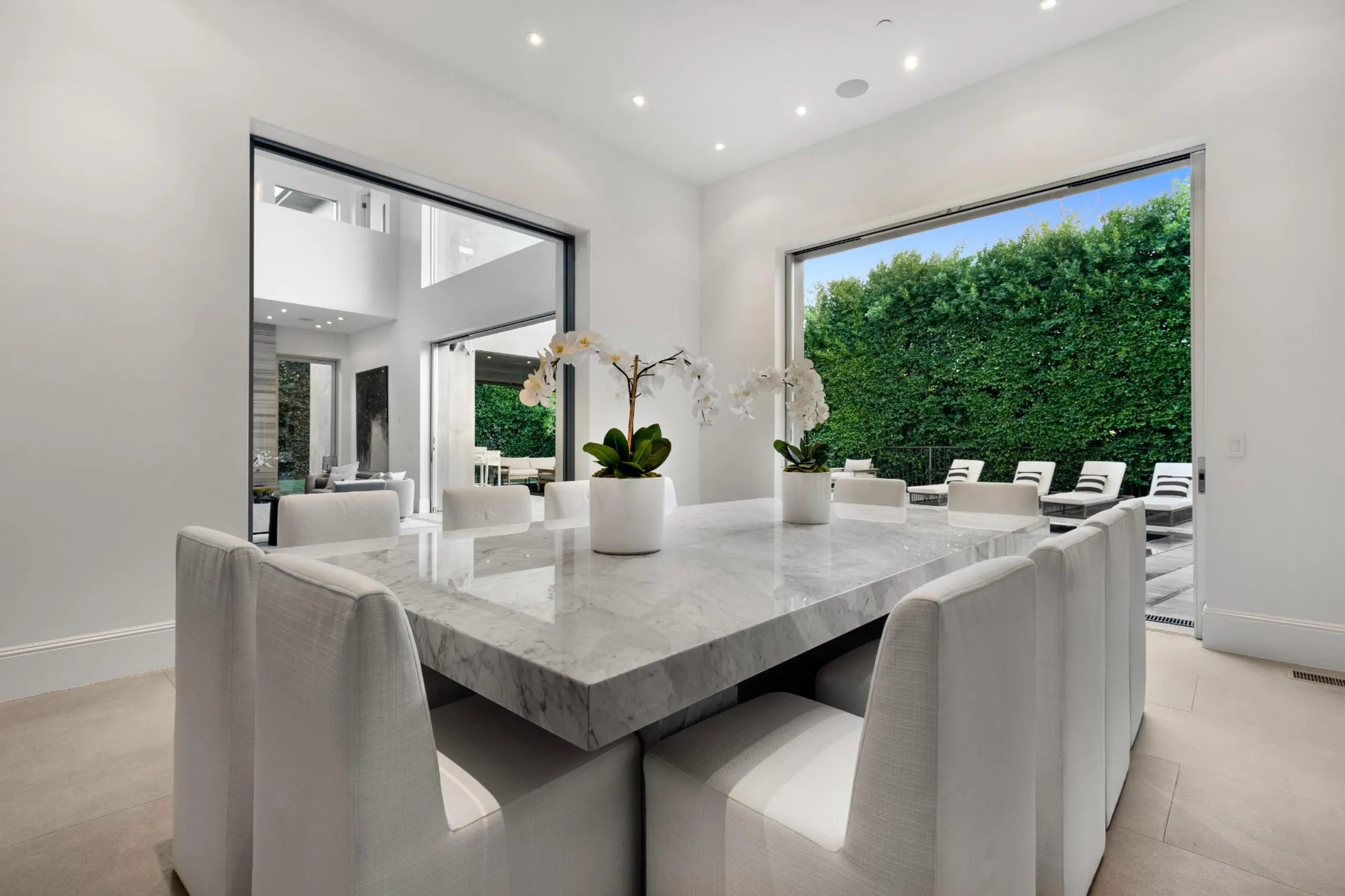 Imposing Contemporary Villa with Pool and Indoor-Outdoor Living — photograph 11
