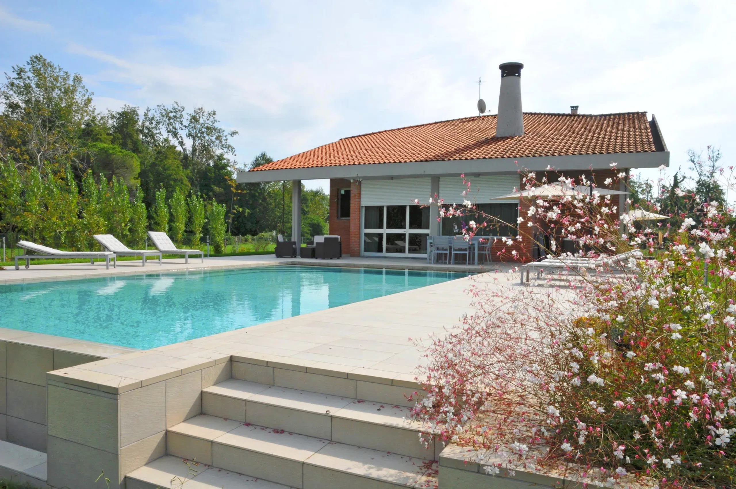 Spacious Tuscan Villa with Private Pool, Jacuzzi and Beach Proximity — photograph 3