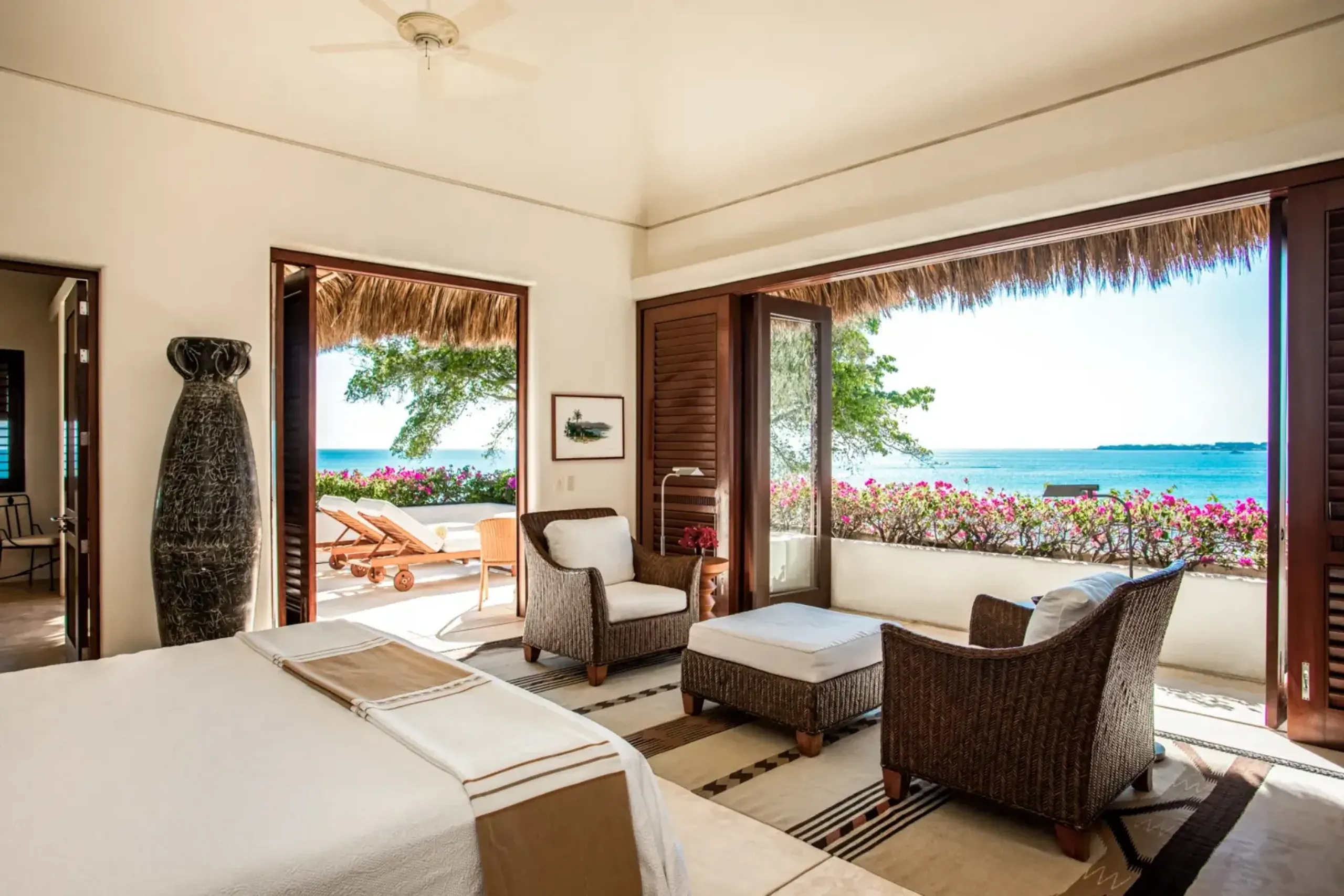 Glamorous Los Ranchos Estate Villa with Infinity Pool, and Beach Access — photograph 10