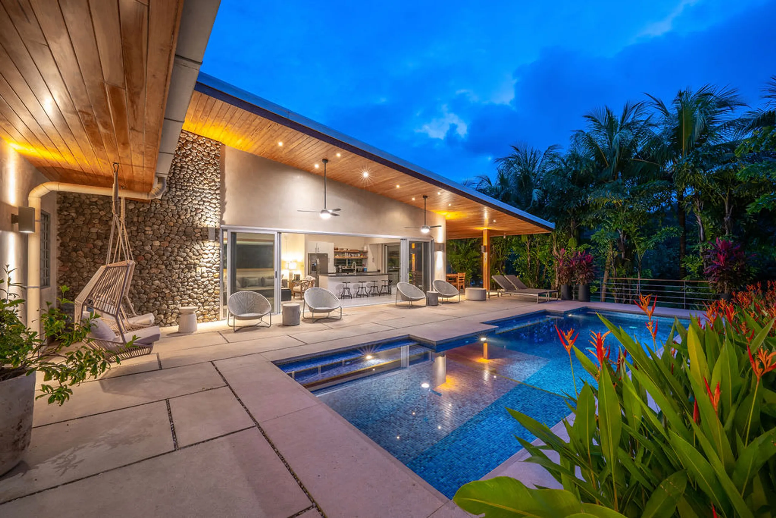 Exquisite Modern Villa with Private Pool, Steps from the Beach — photograph 2