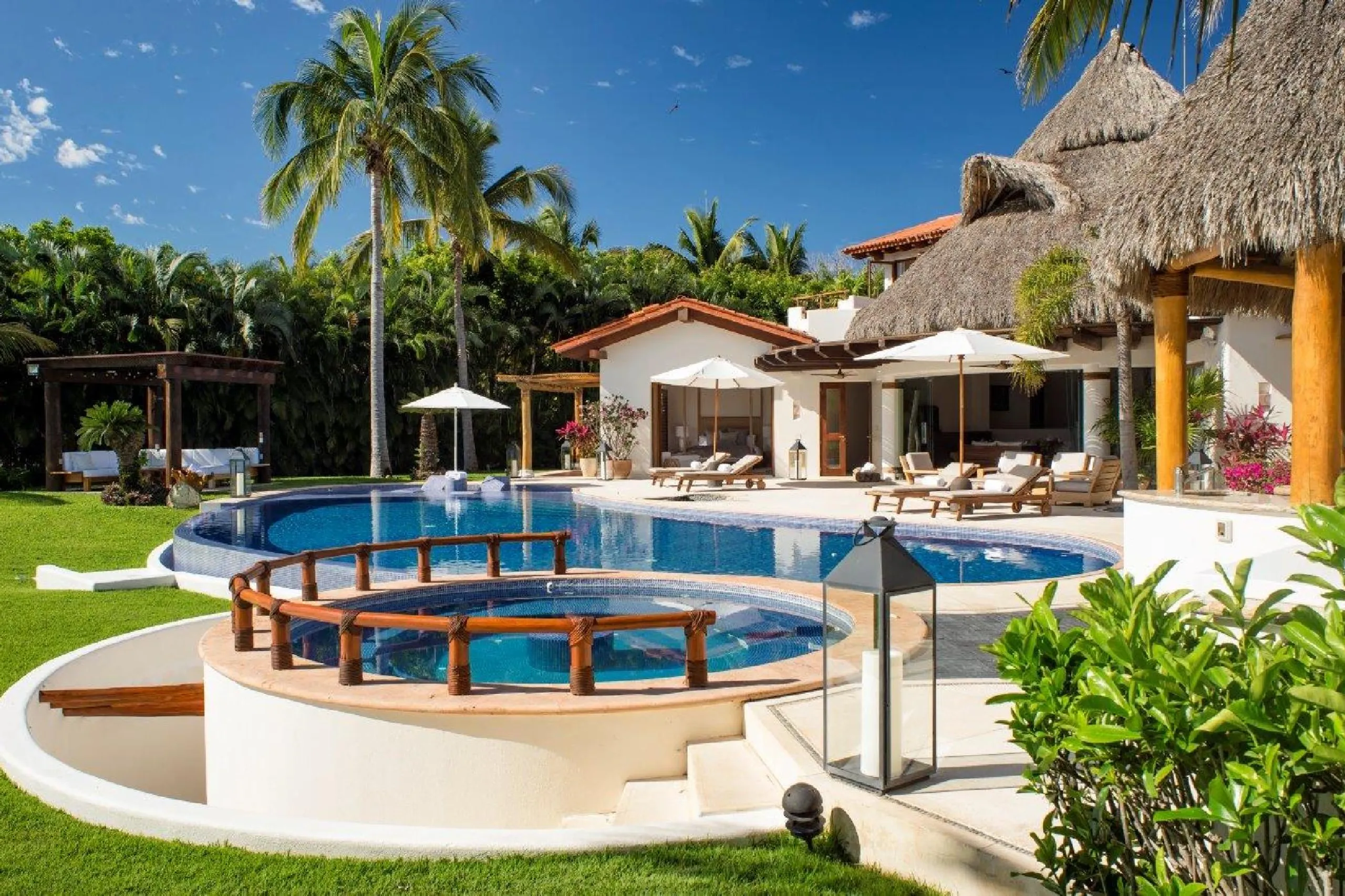 Magnificent Fully Staffed Luxury Beachfront Punta Mita Estate with Infinity Pool and Ocean Views — photograph 5