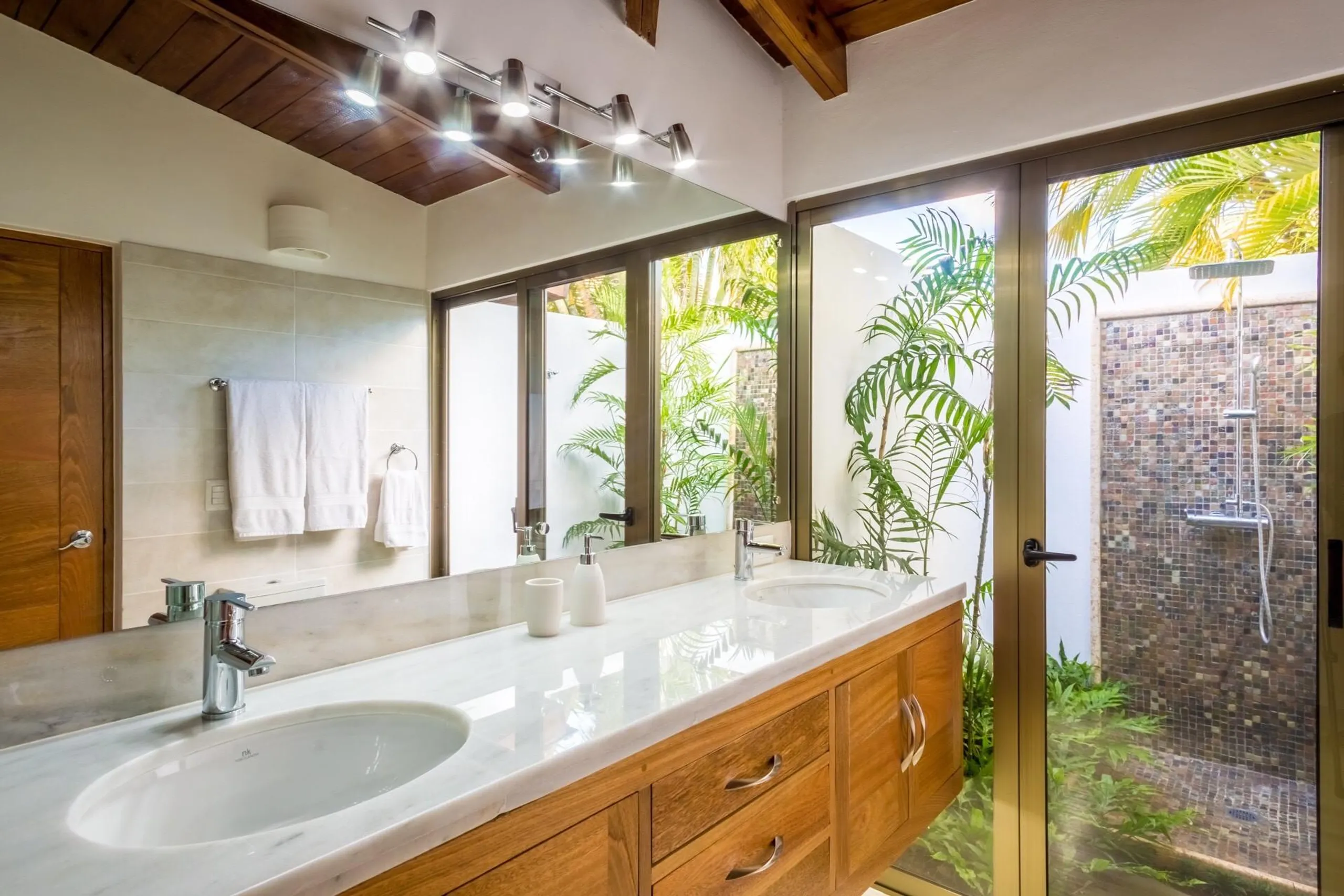 Exquisite Tropic Estate with Private Pool and Patio Dining — photograph 11