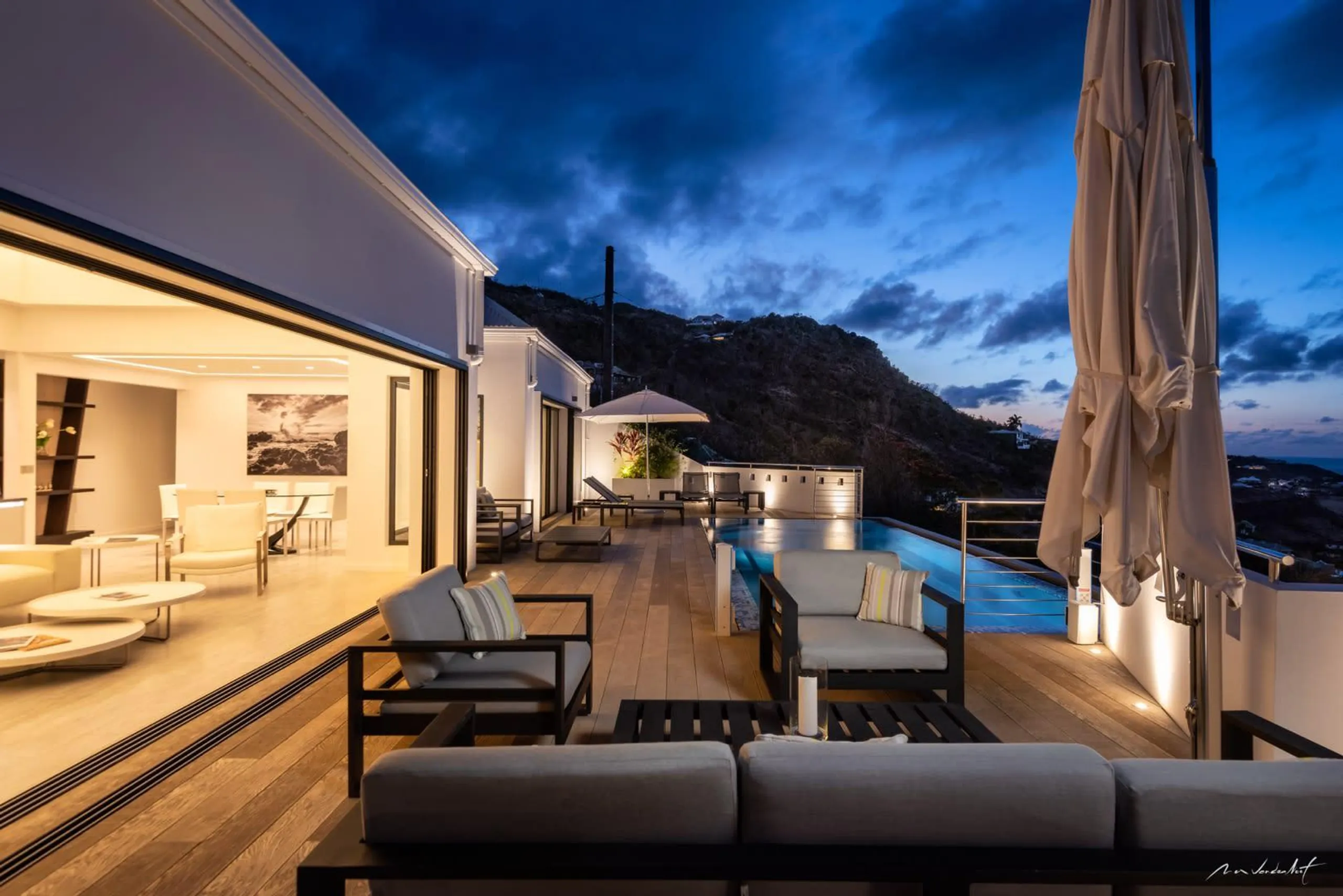 Stunning Modern Villa On The Hills With Pool And Panoramic View — photograph 3