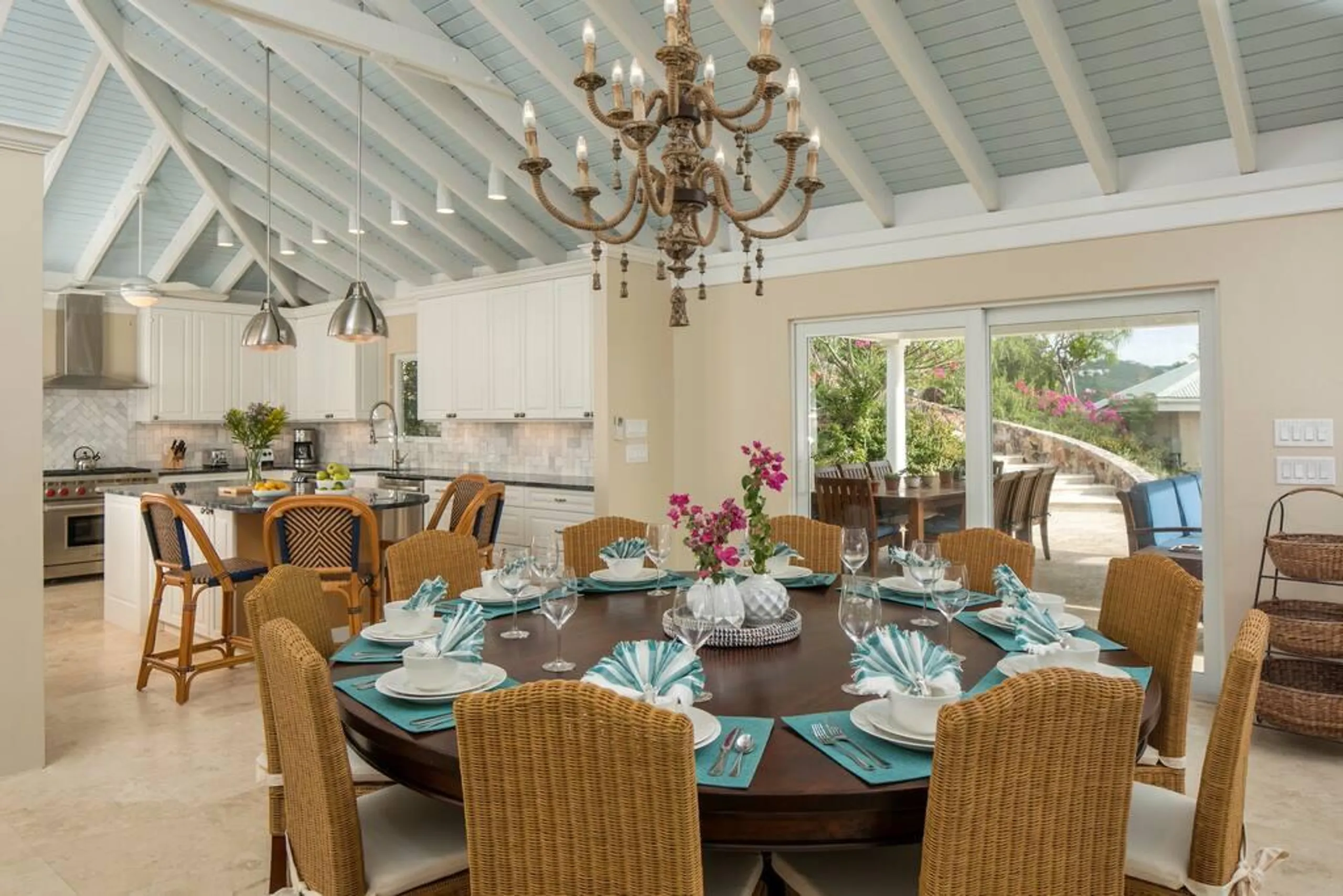 Magnificent Cruz Bay Estate with Invigorating Pool and Sun Deck — photograph 12