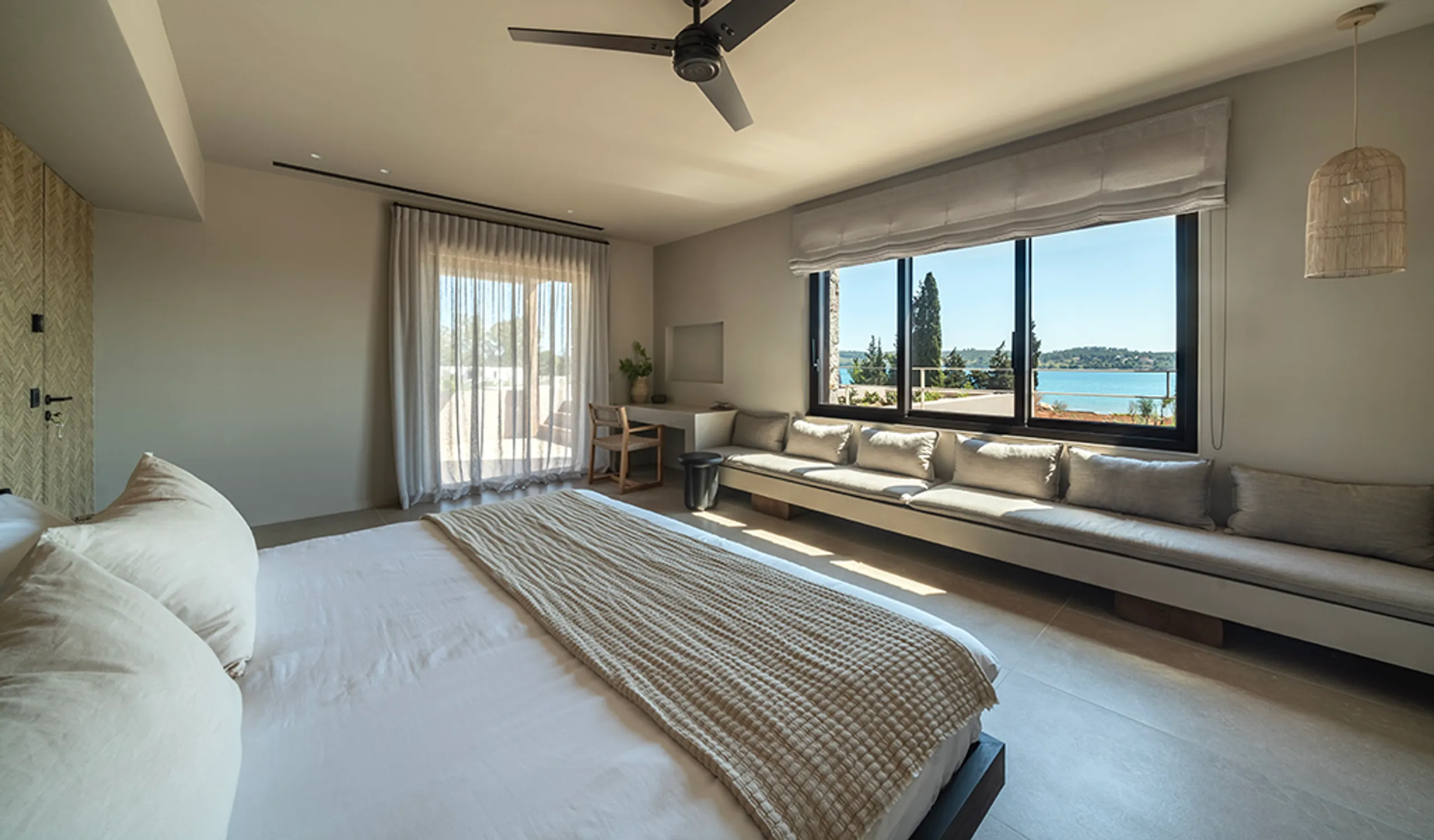 Luxurious Ververondian Getaway with Infinity Pool and Stunning Garden — photograph 11