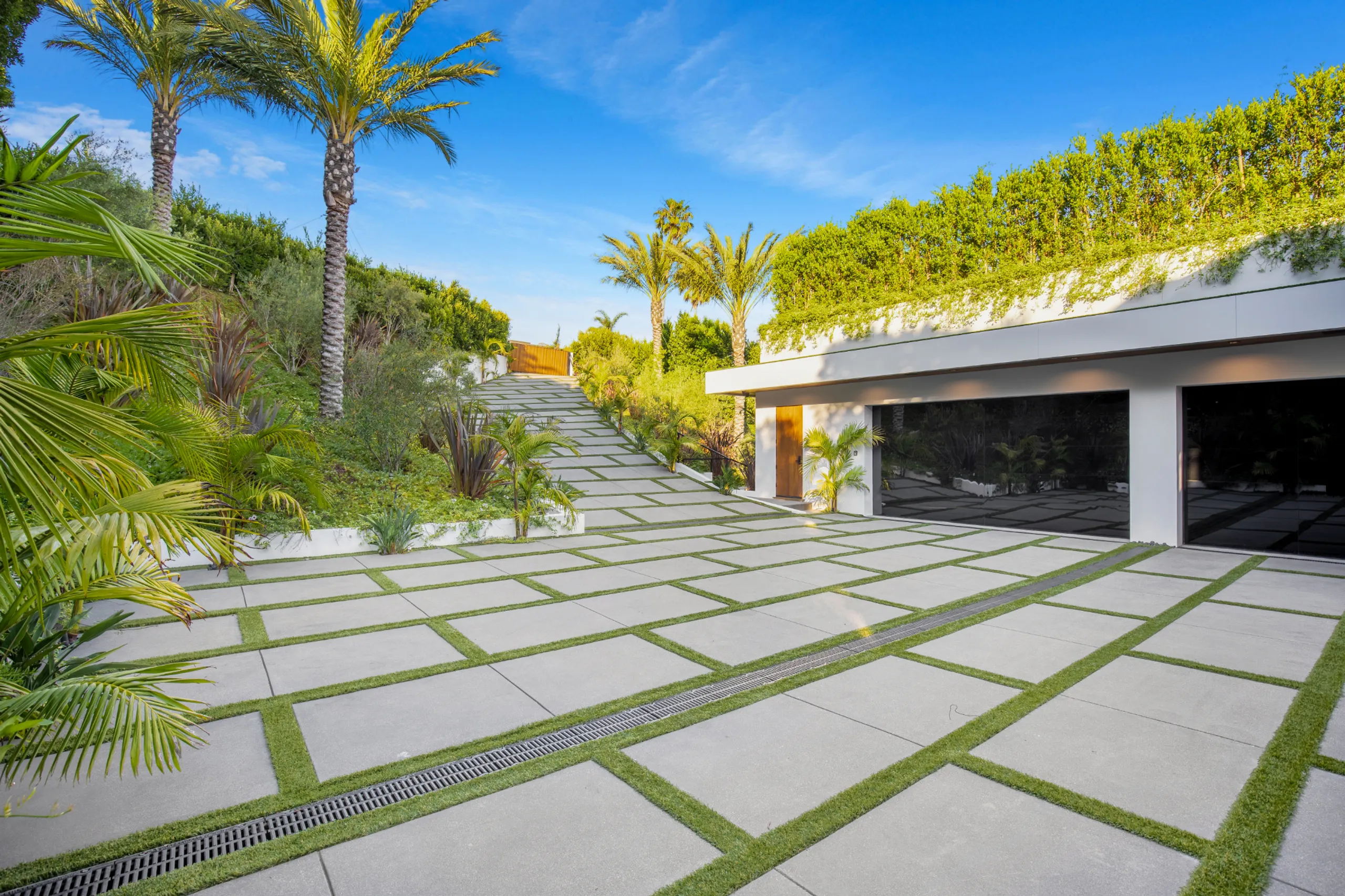Prestigious Bel-Air Villa with Spa, Theater, & Seamless Indoor/Outdoor Spaces — photograph 10