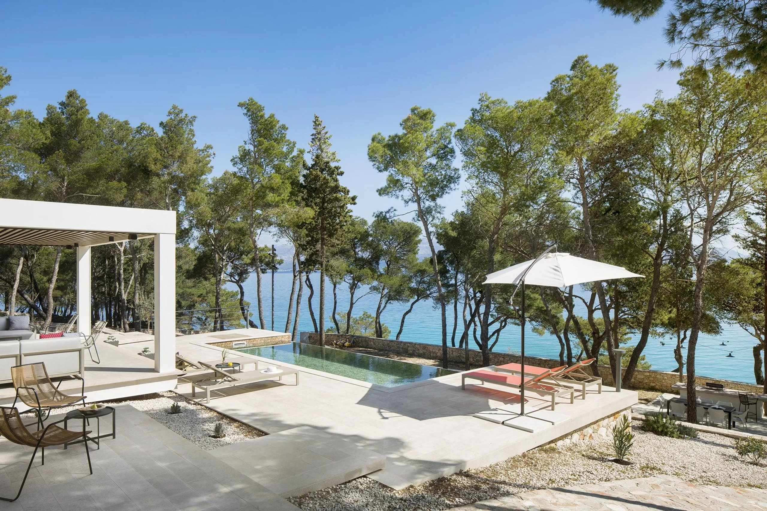 Exhilarating Beachfront Villa Haven with Private Infinity Pool in Charming Sutivan, Brac — photograph 3