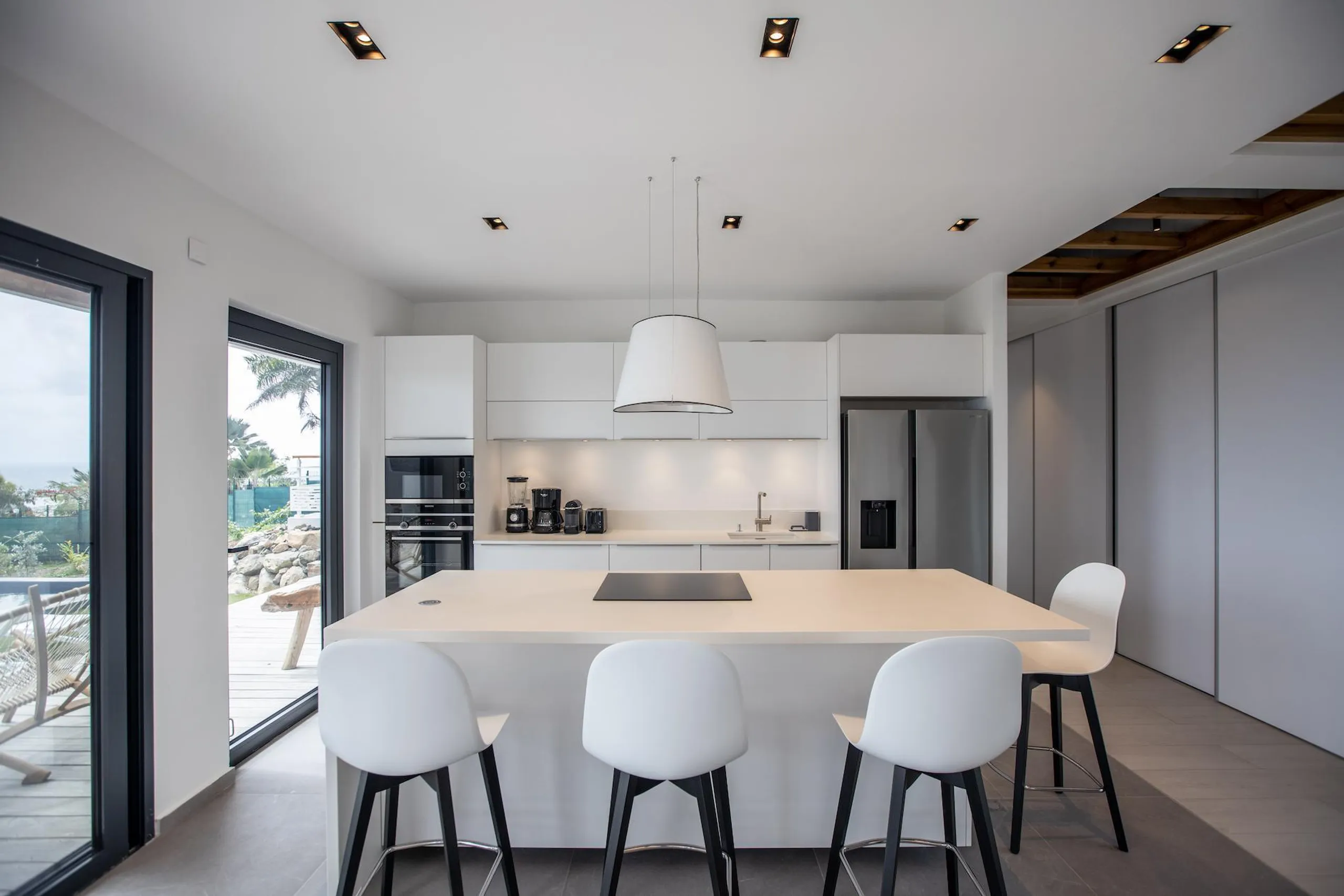 Sleek and Modern Designed Villa with Heated Pool and Breathtaking Ocean View — photograph 11