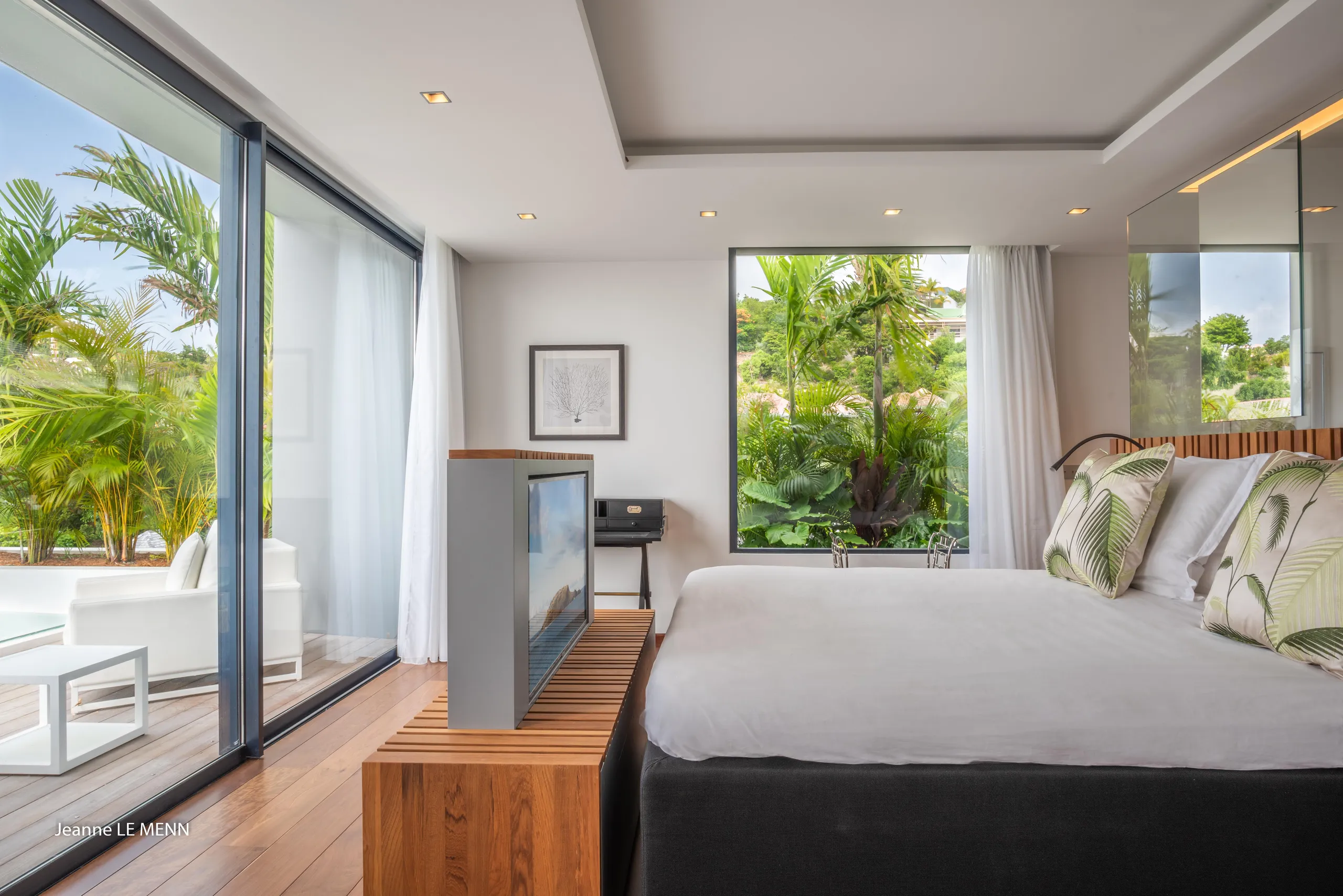Captivating Tropical Villa with Infinity Pool and Fitness Room — photograph 6
